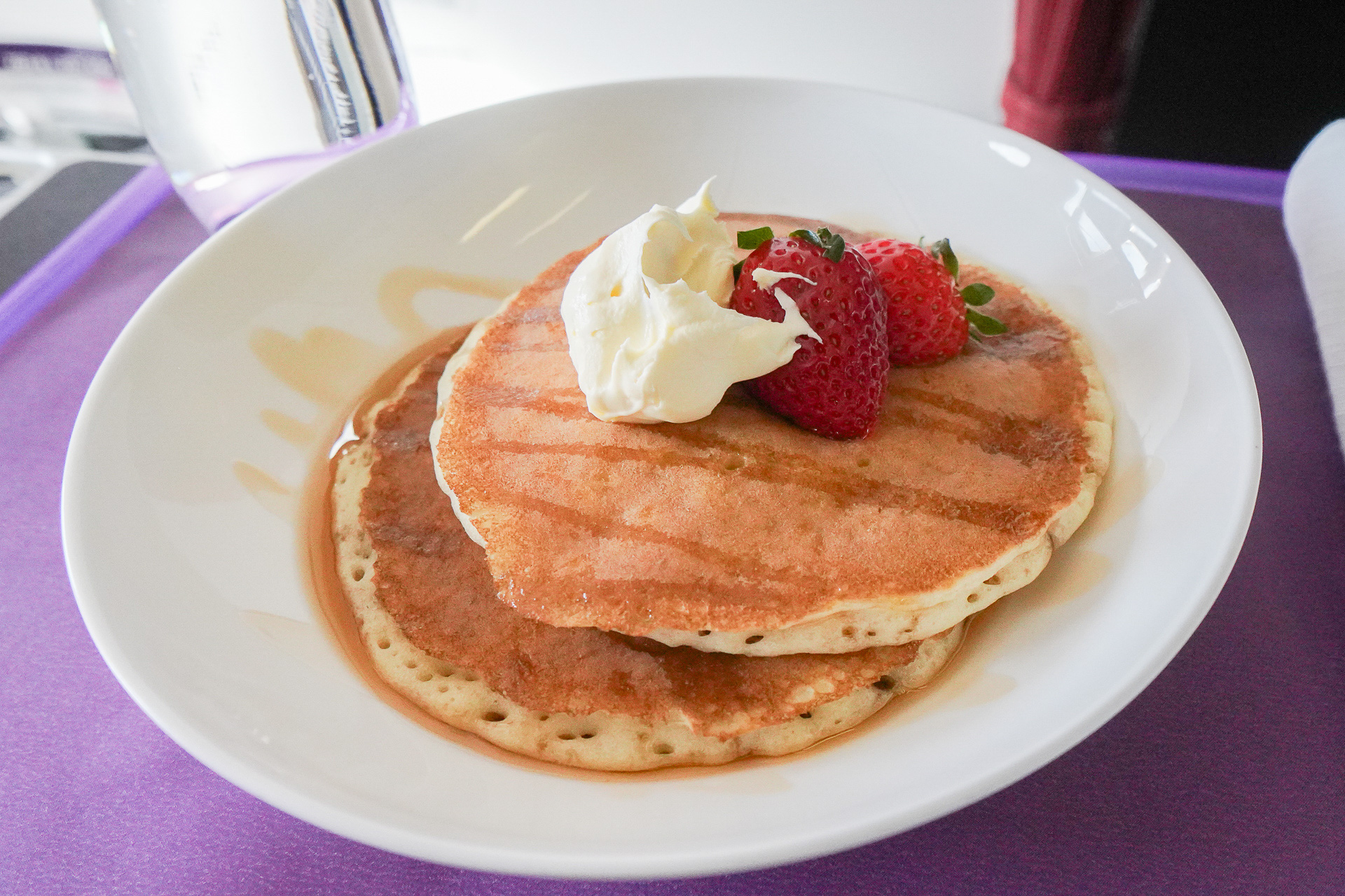 機内で提供された軽食。もちろんドリンクも付く