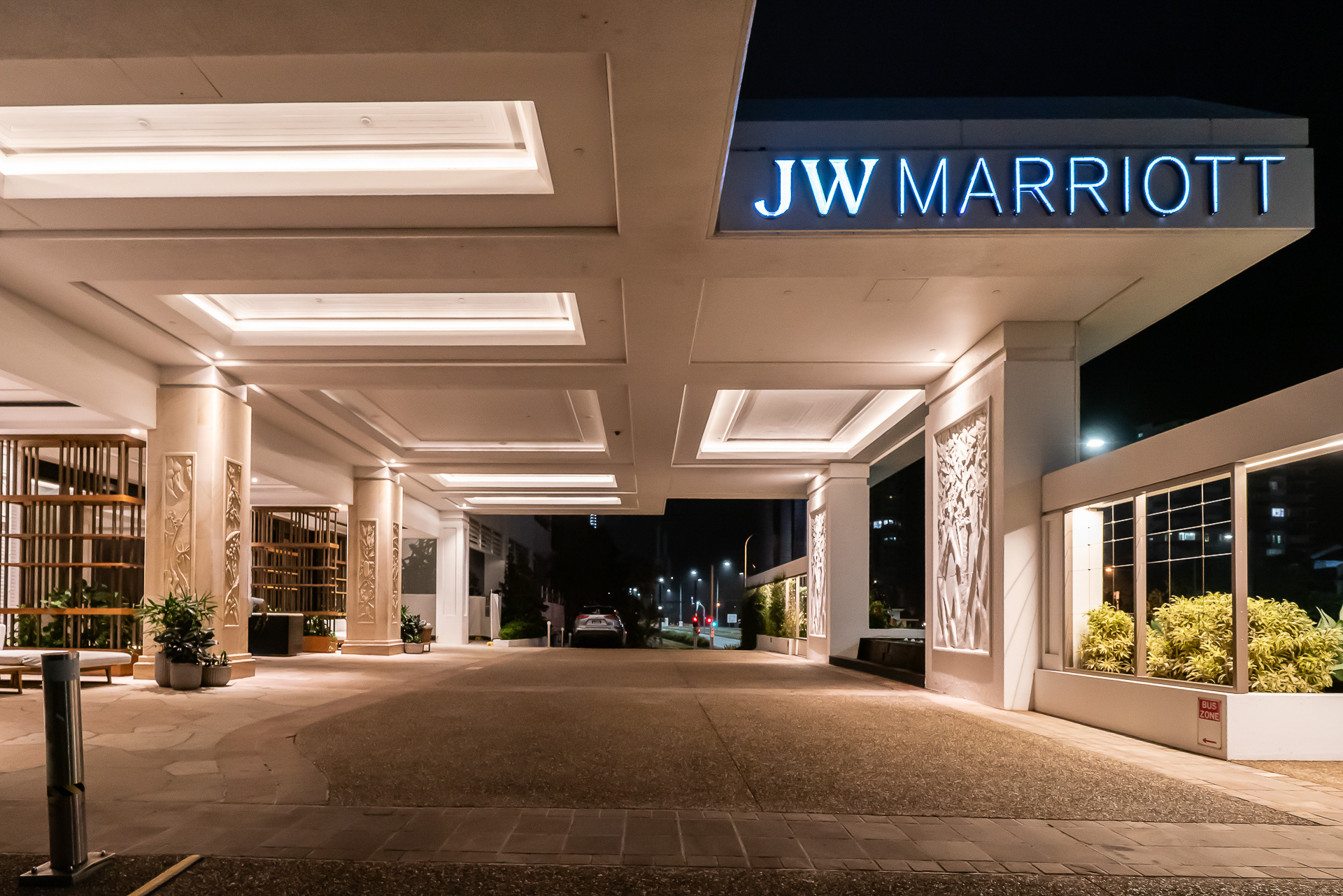 エントランスの車寄せ