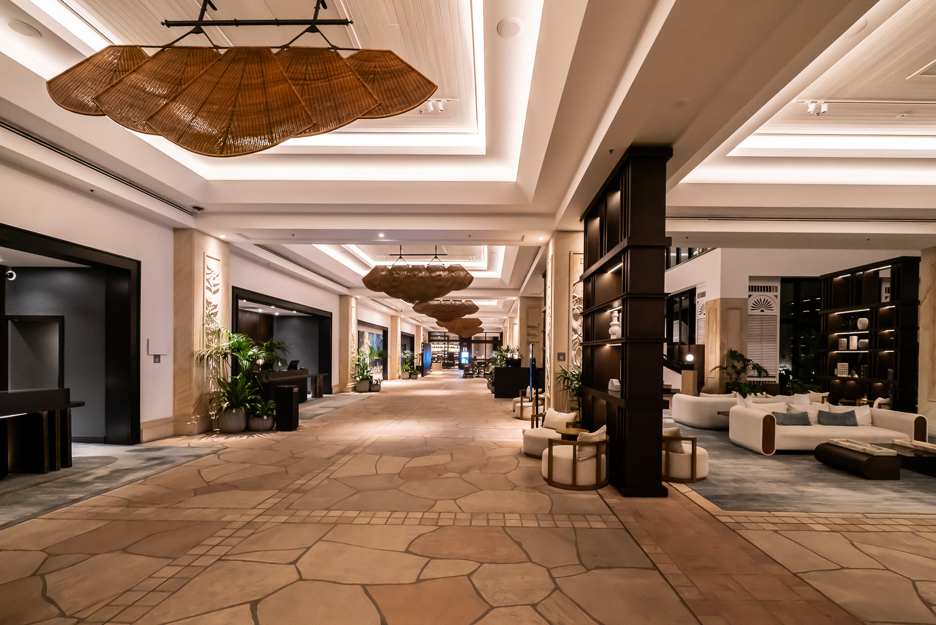 ロビーから奥に続く廊下。左にレセプションカウンターがある