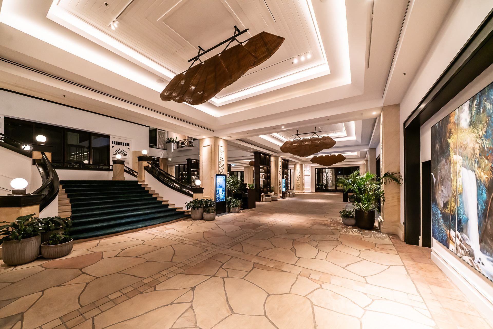 ロビーから続く通路。上から大きなウチワがあおぎ、リゾート感がある