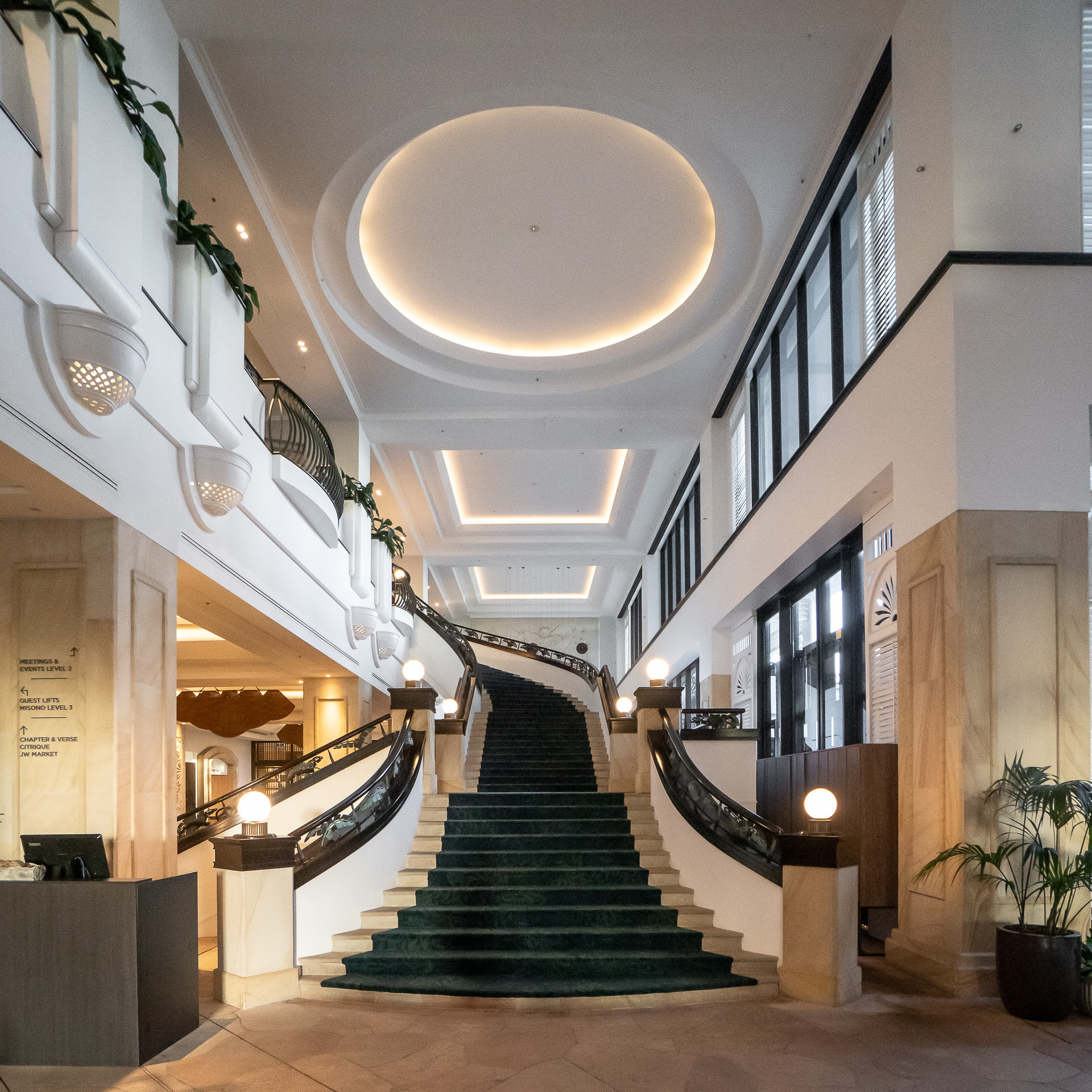 ロビーから2階へと続く階段。2階にはボールルーム（宴会場）などがある