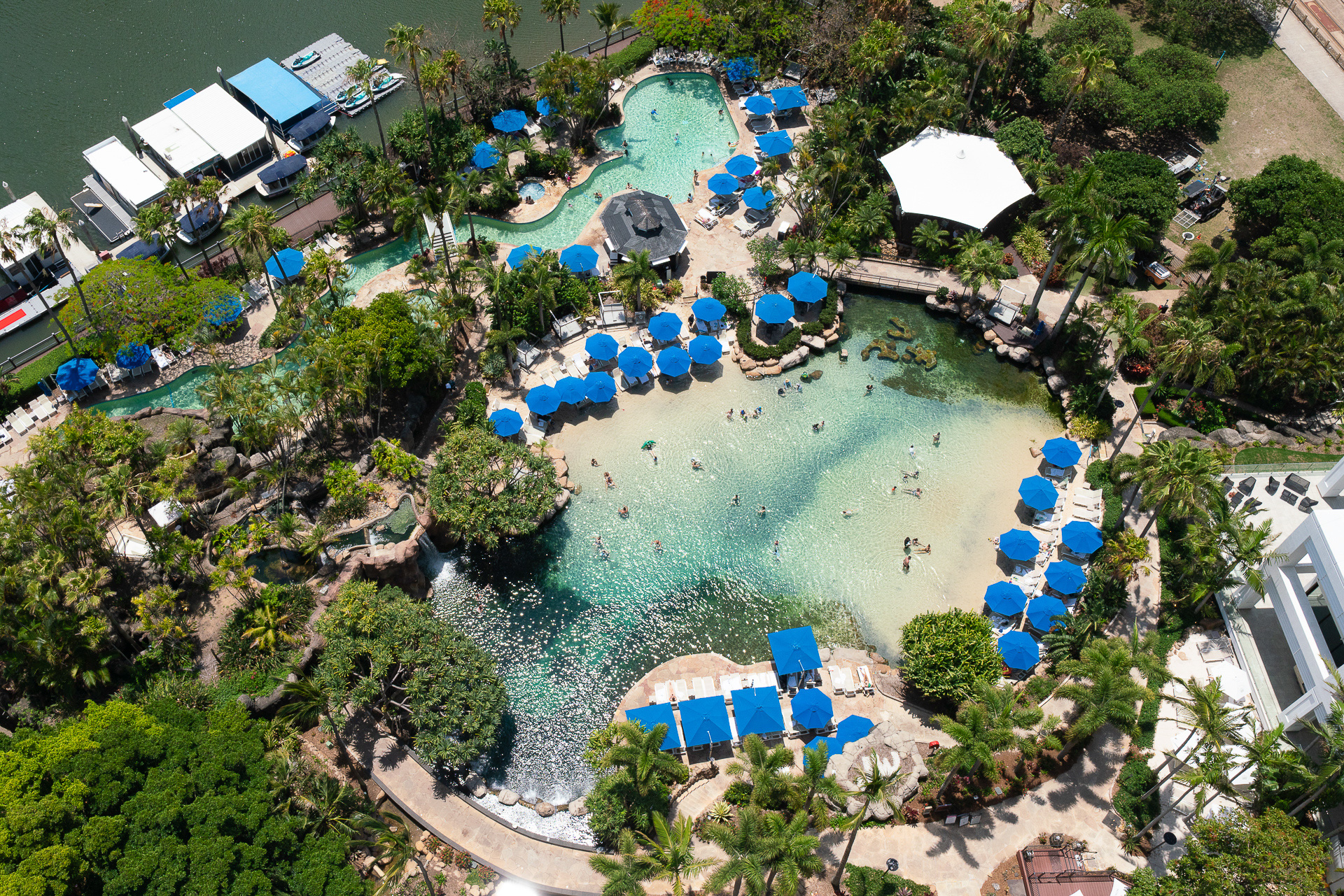 ホテル敷地内に広がるプールエリア