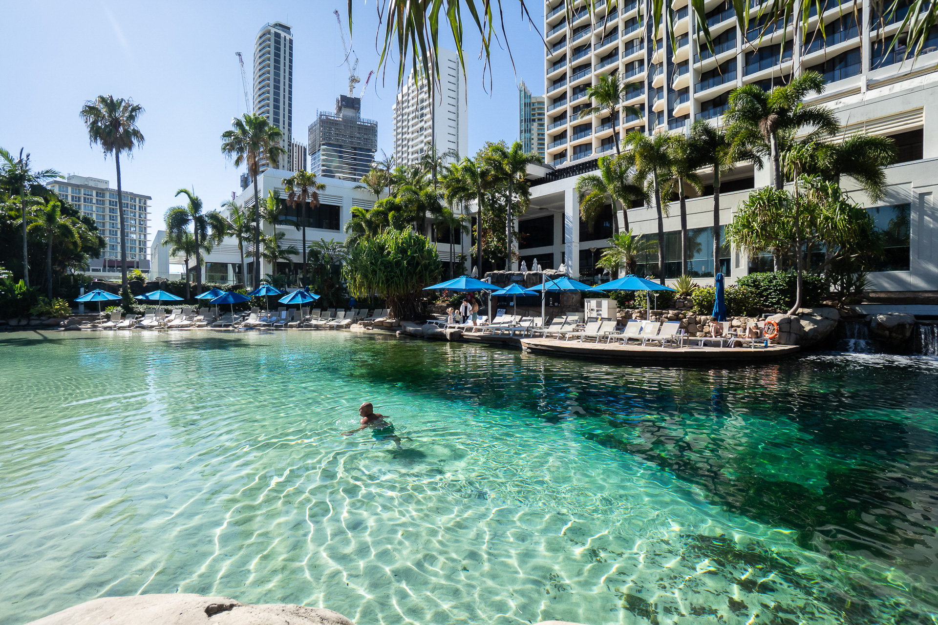 ホテル前にあるラグーン。白い砂浜が見える