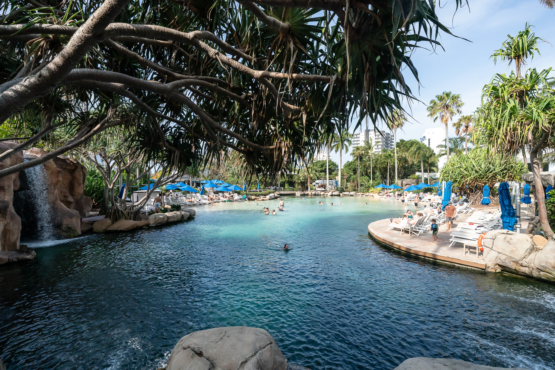 実効的な滝もあり、海水なので魚も泳いでいる