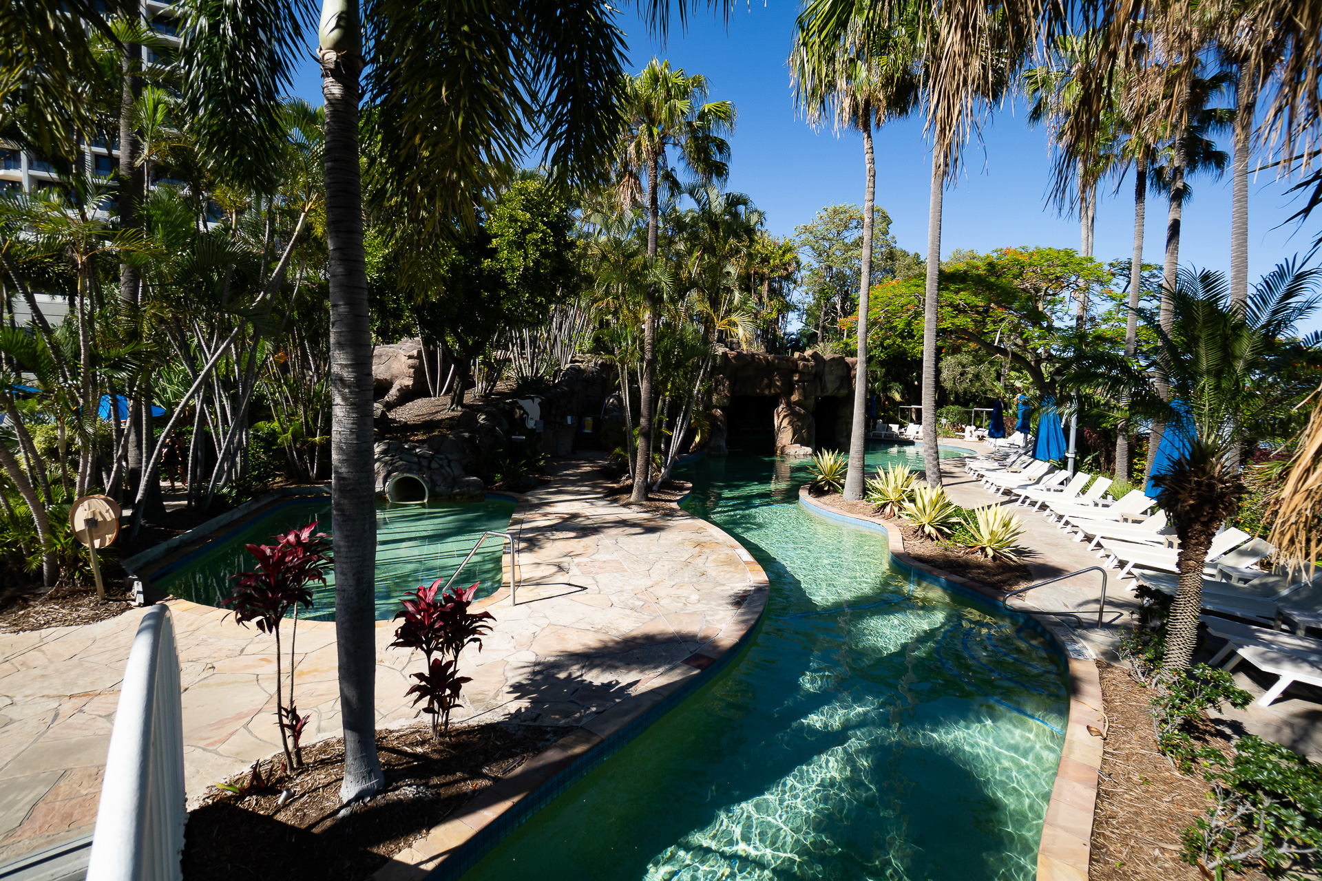 流れるプール。左奥に子供用のスライダーがある