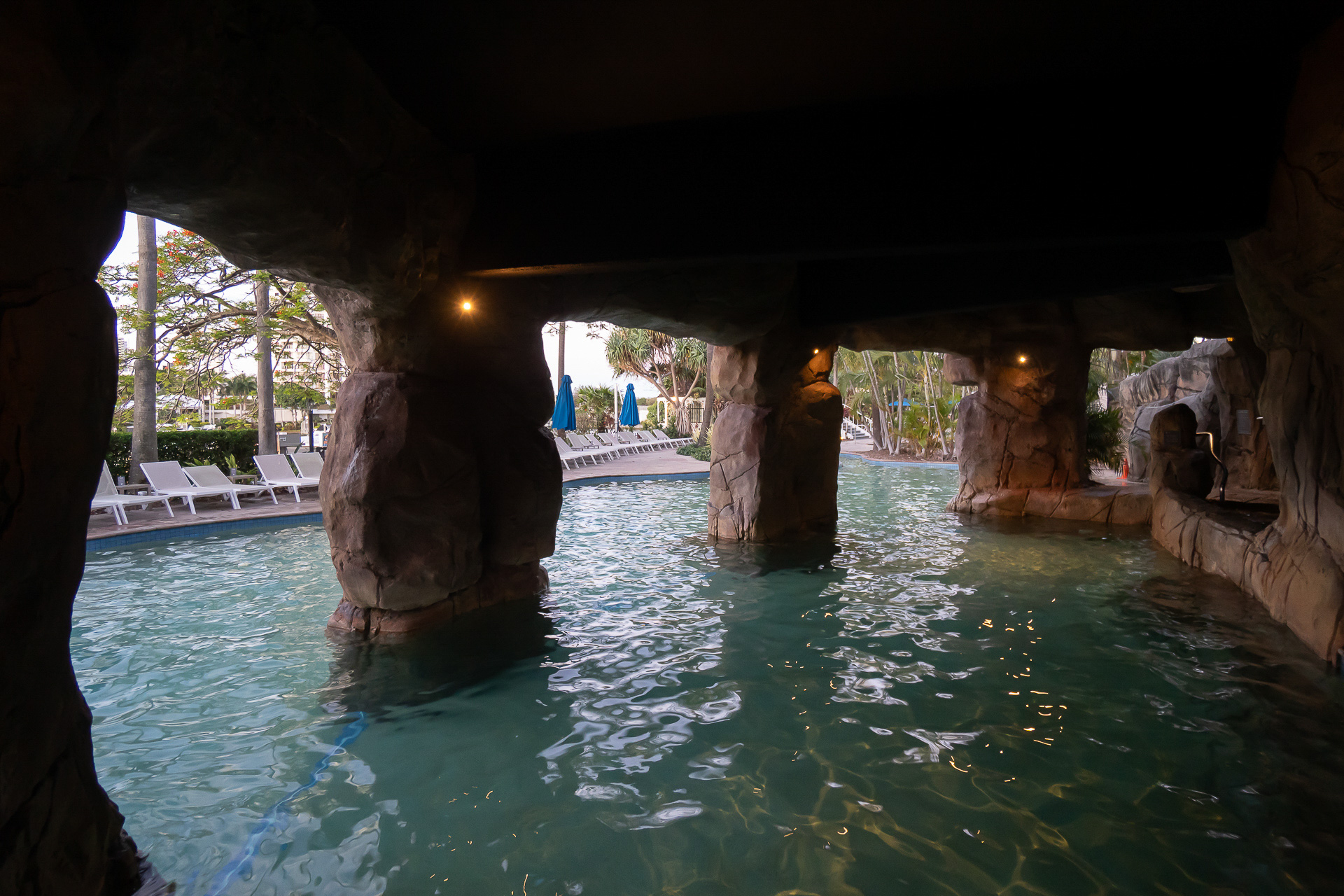 洞窟の一部のようになっているプール