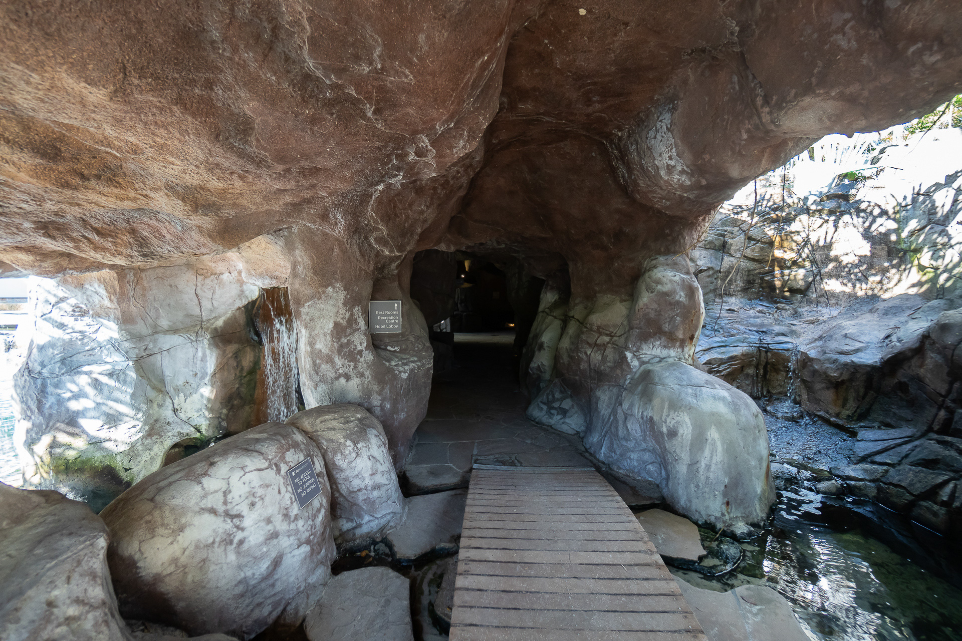 洞窟の通路もある