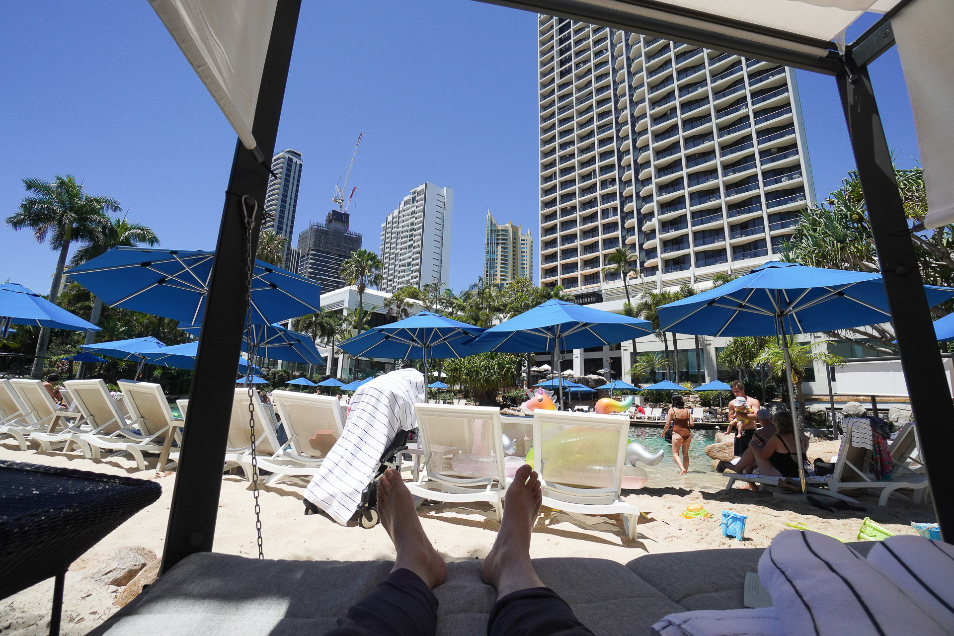 砂浜ではカバナを借りることもできる