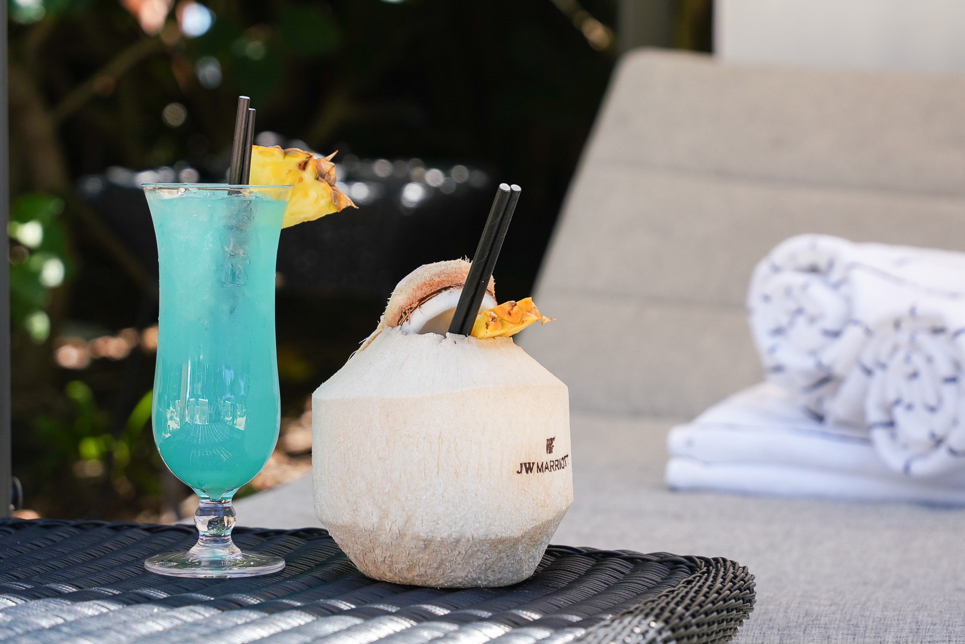 トロピカルなカクテルをいただけば、ビーチにいる気分