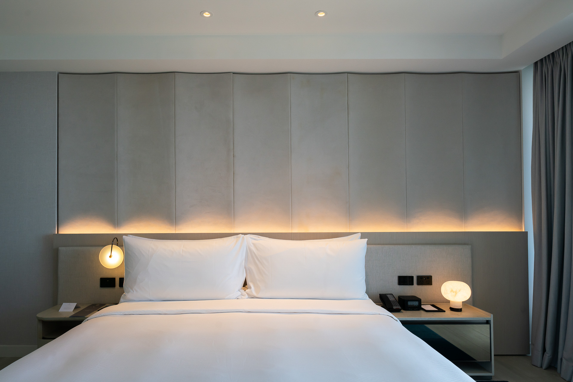 ベッドのヘッドボードはモダンなデザイン