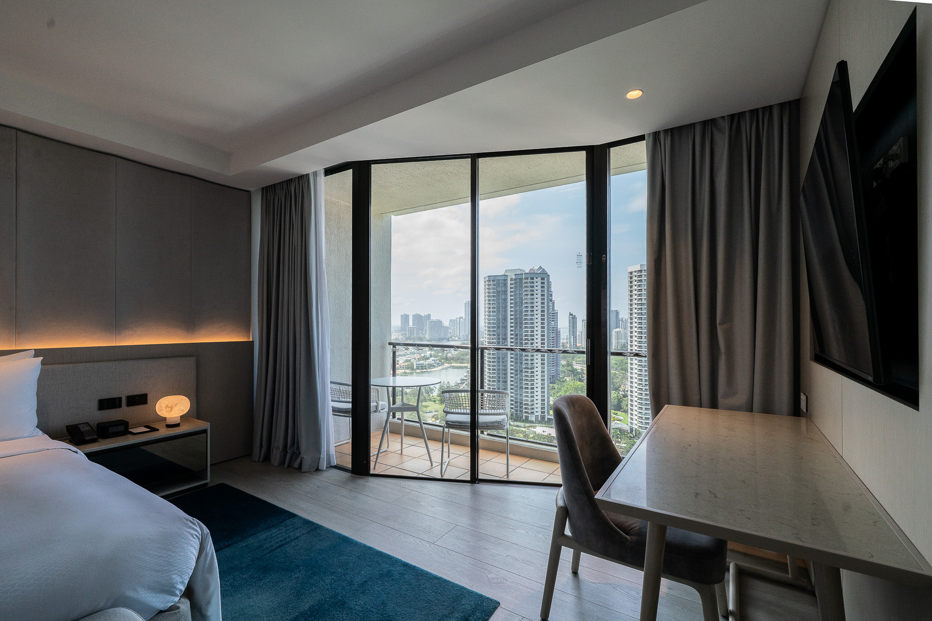 ベッドの横にはデスクスペースがある