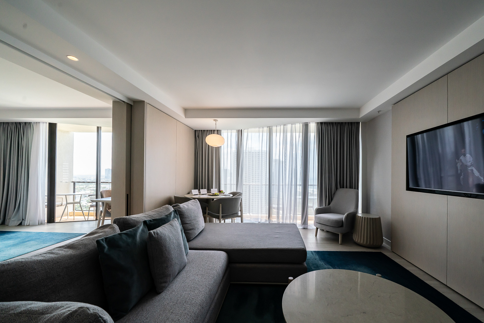 リビングエリアには大きなソファ