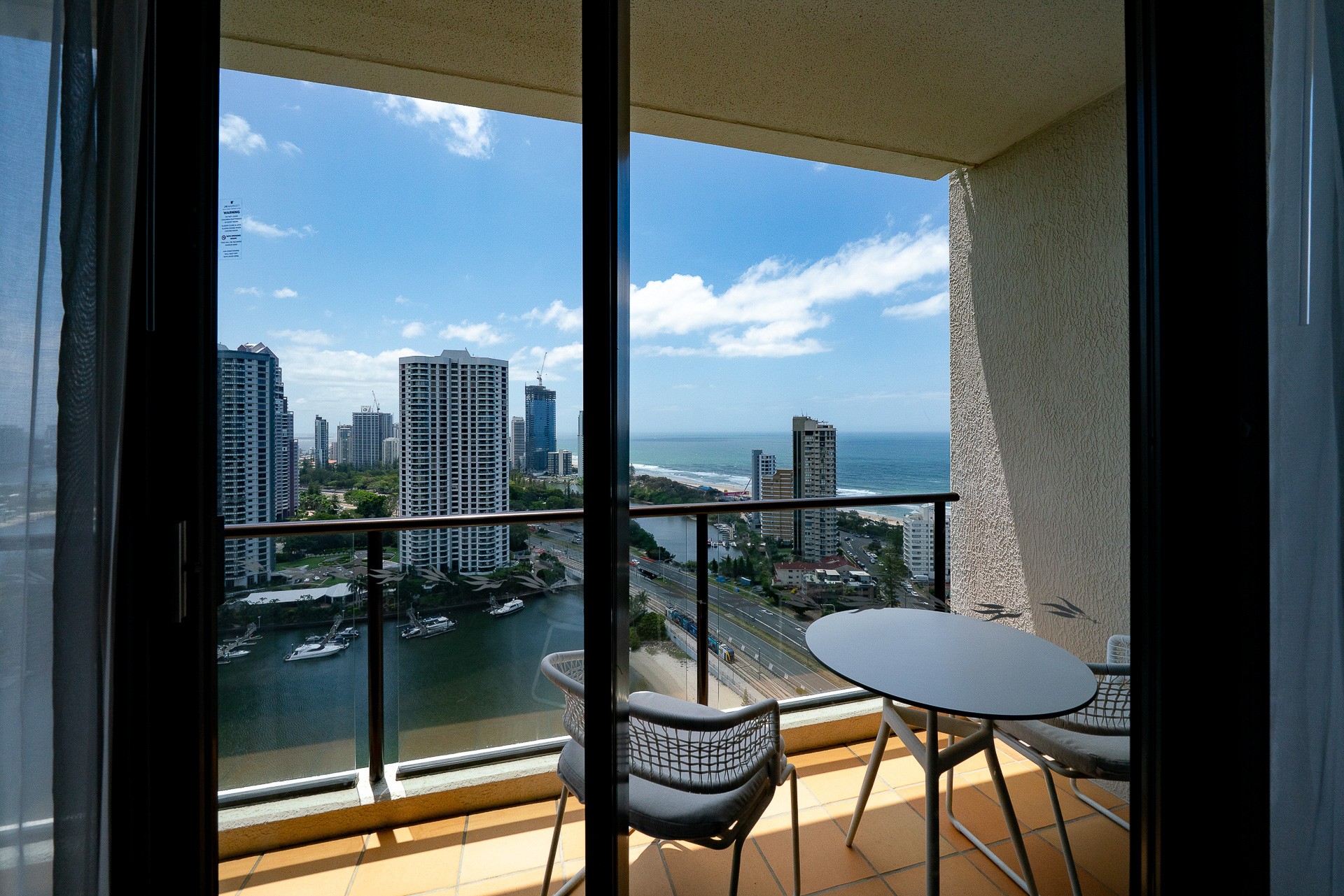 バルコニーに出ることができ、イスと机もある