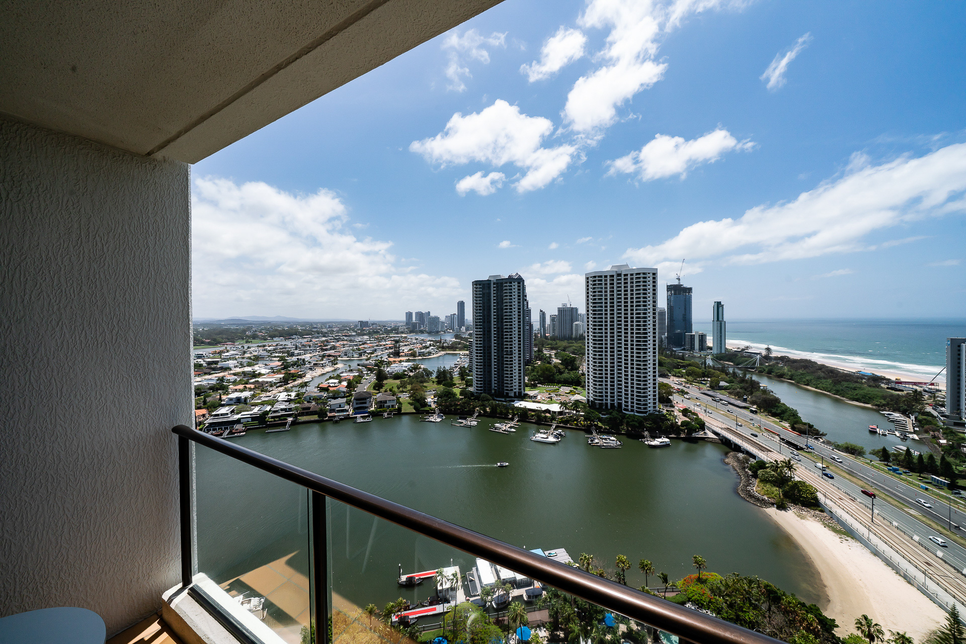 バルコニーからはビーチが一望できる