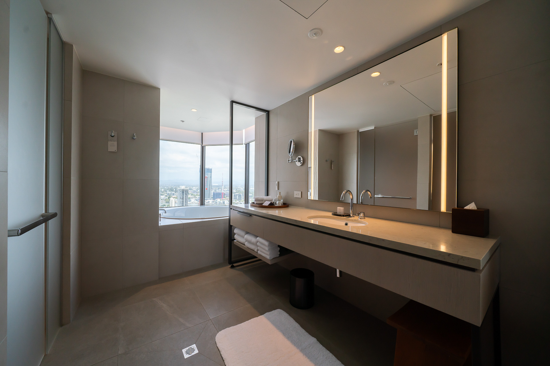 洗面と浴槽、左にはトイレがある