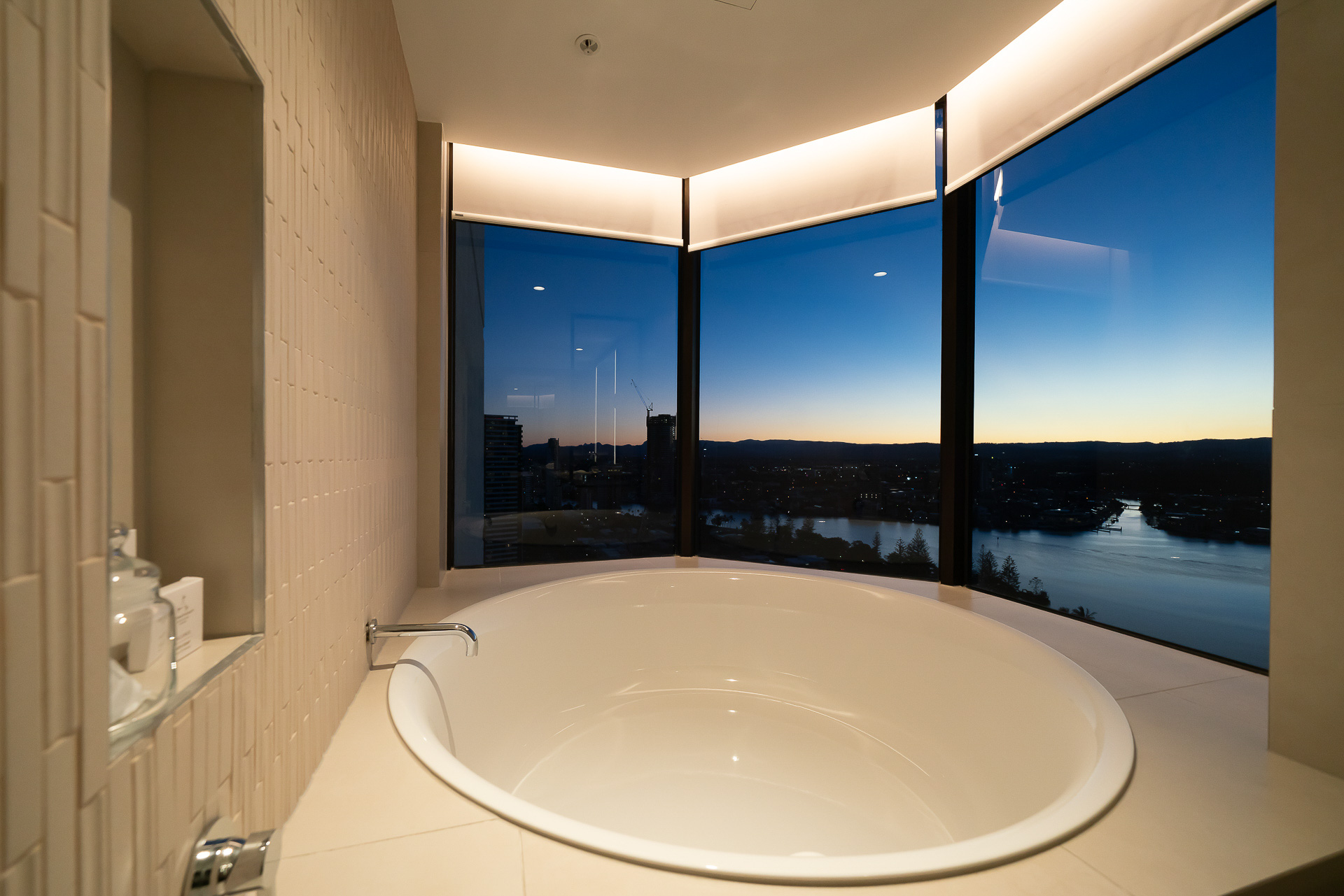 円形の浴槽から景色を眺めることができる