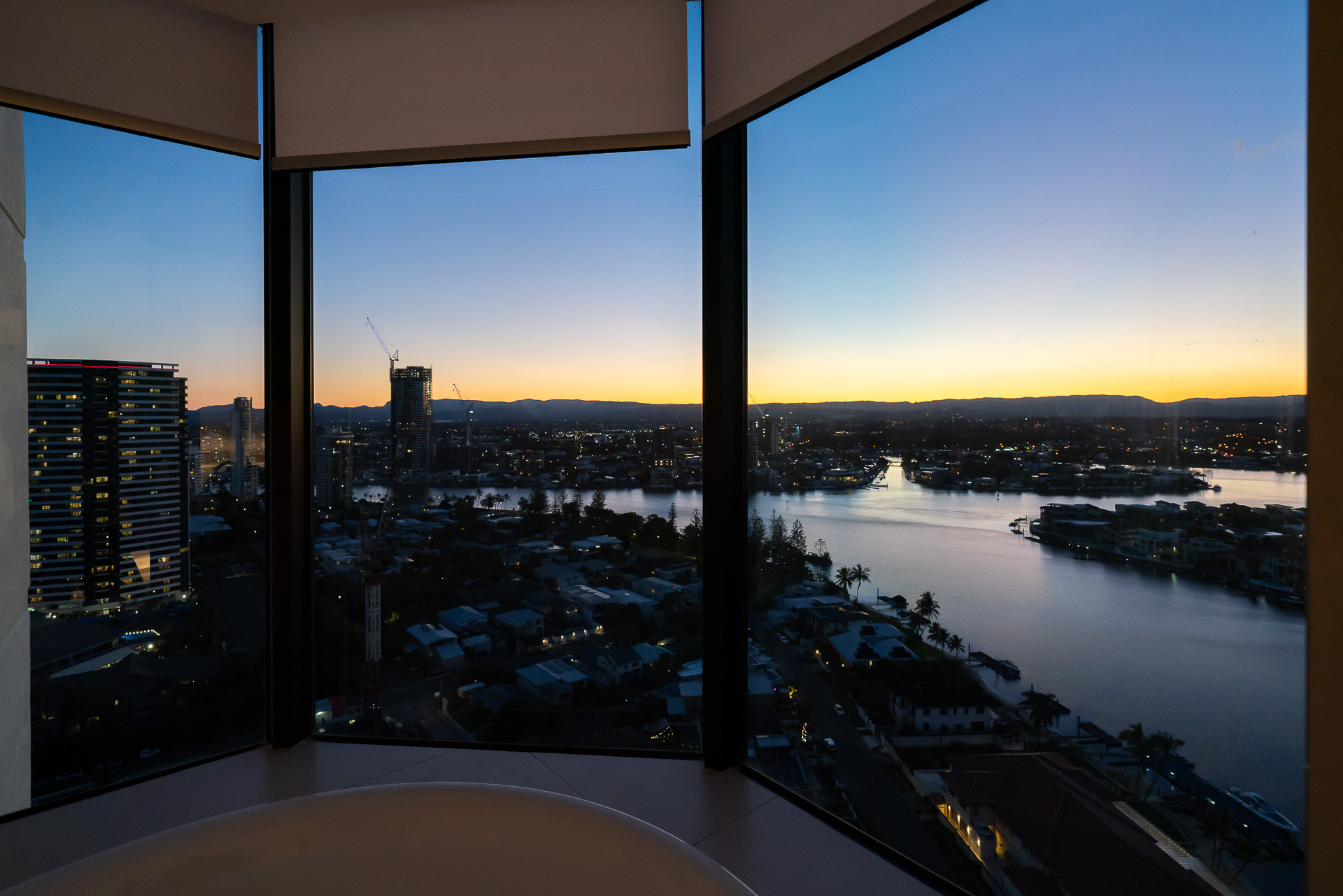 窓には市街側に広がる運河の景色