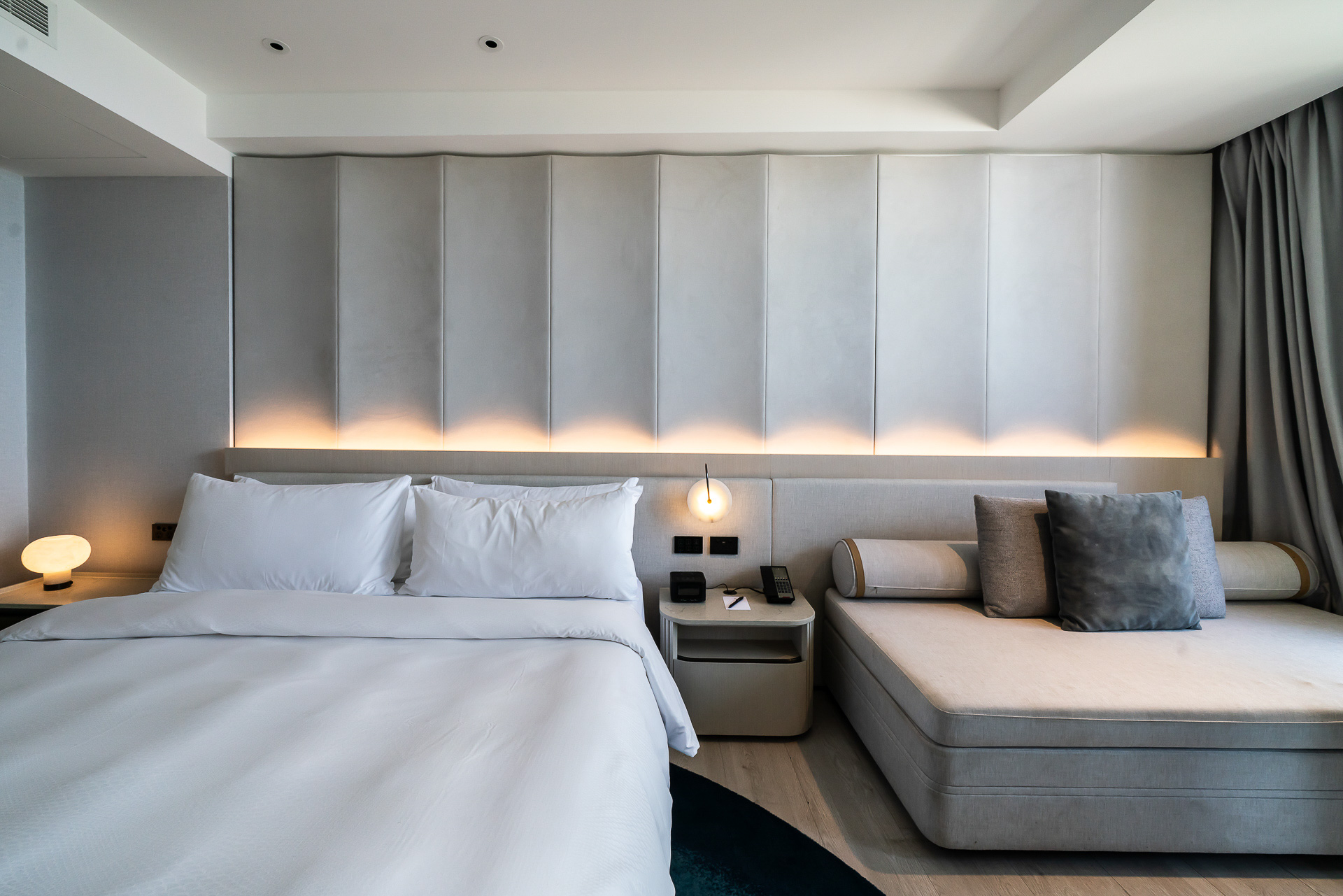 窓際に大きめのデイベッドがあってくつろげる