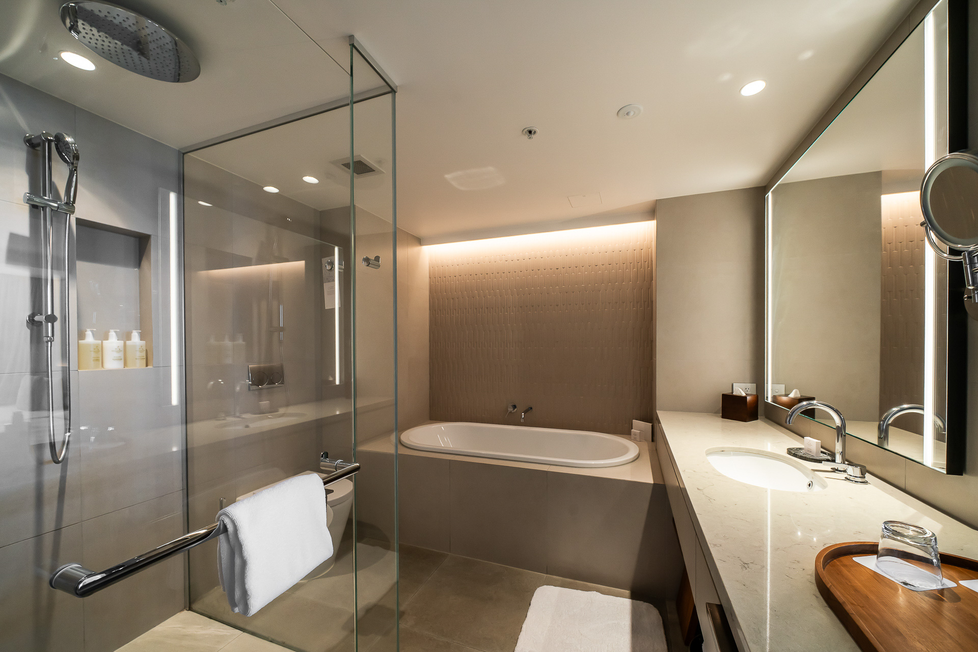 洗面と浴槽、シャワーブース、トイレが一体になっている