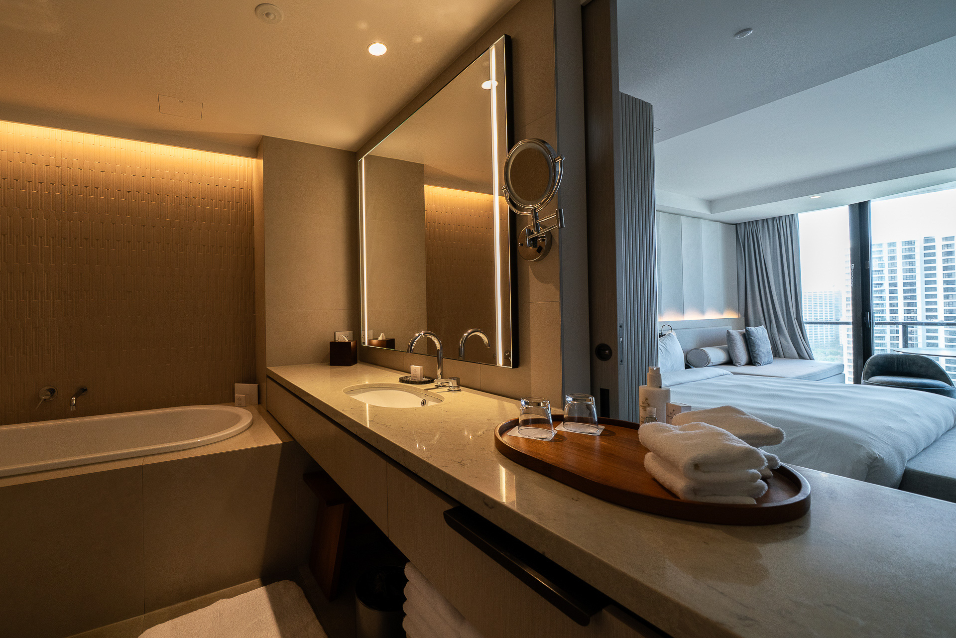 水回りと部屋の仕切りを開けて、開放的に使うこともできる作り