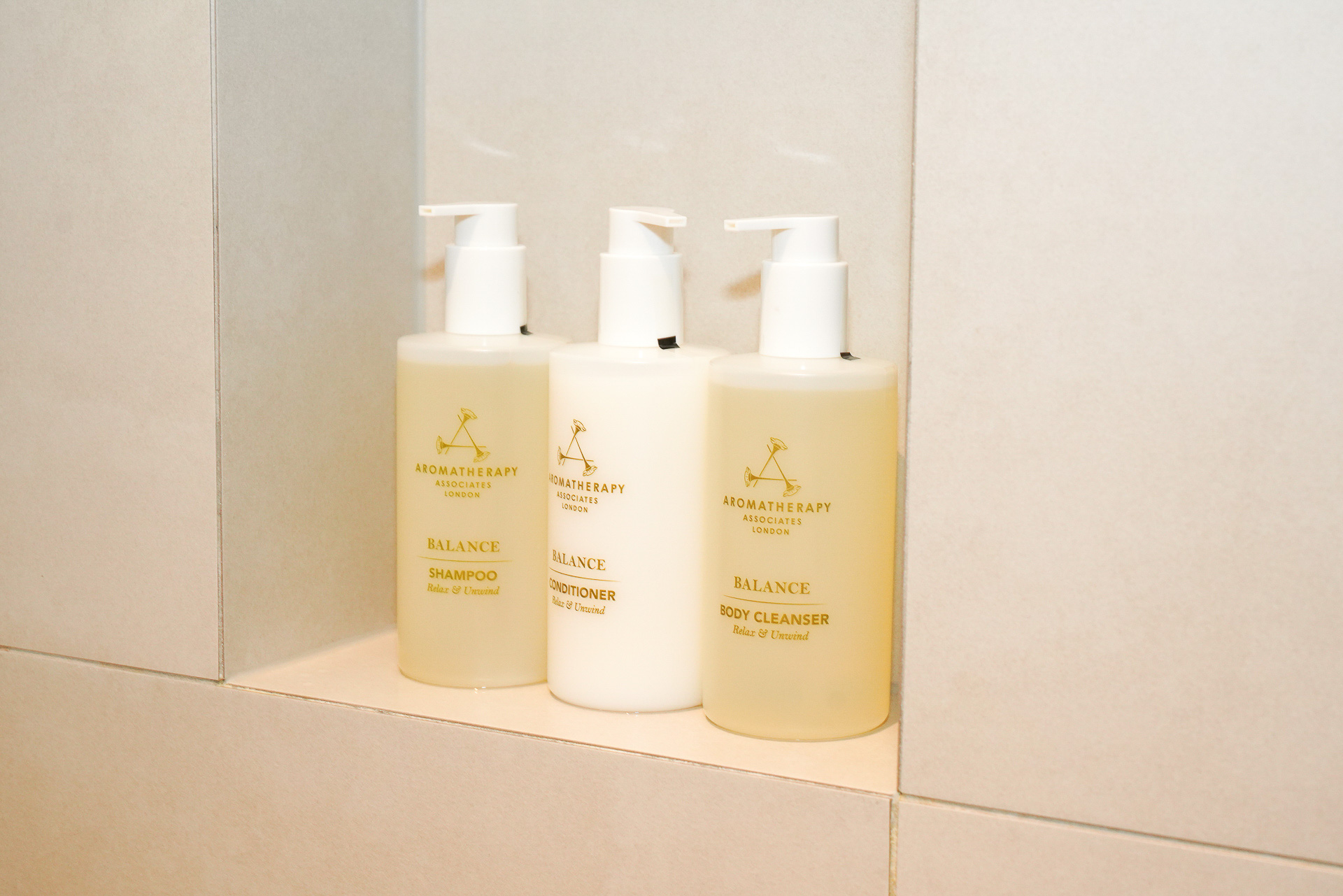 シャンプー類は、英国「アロマセラピー アソシエイツ」のもの