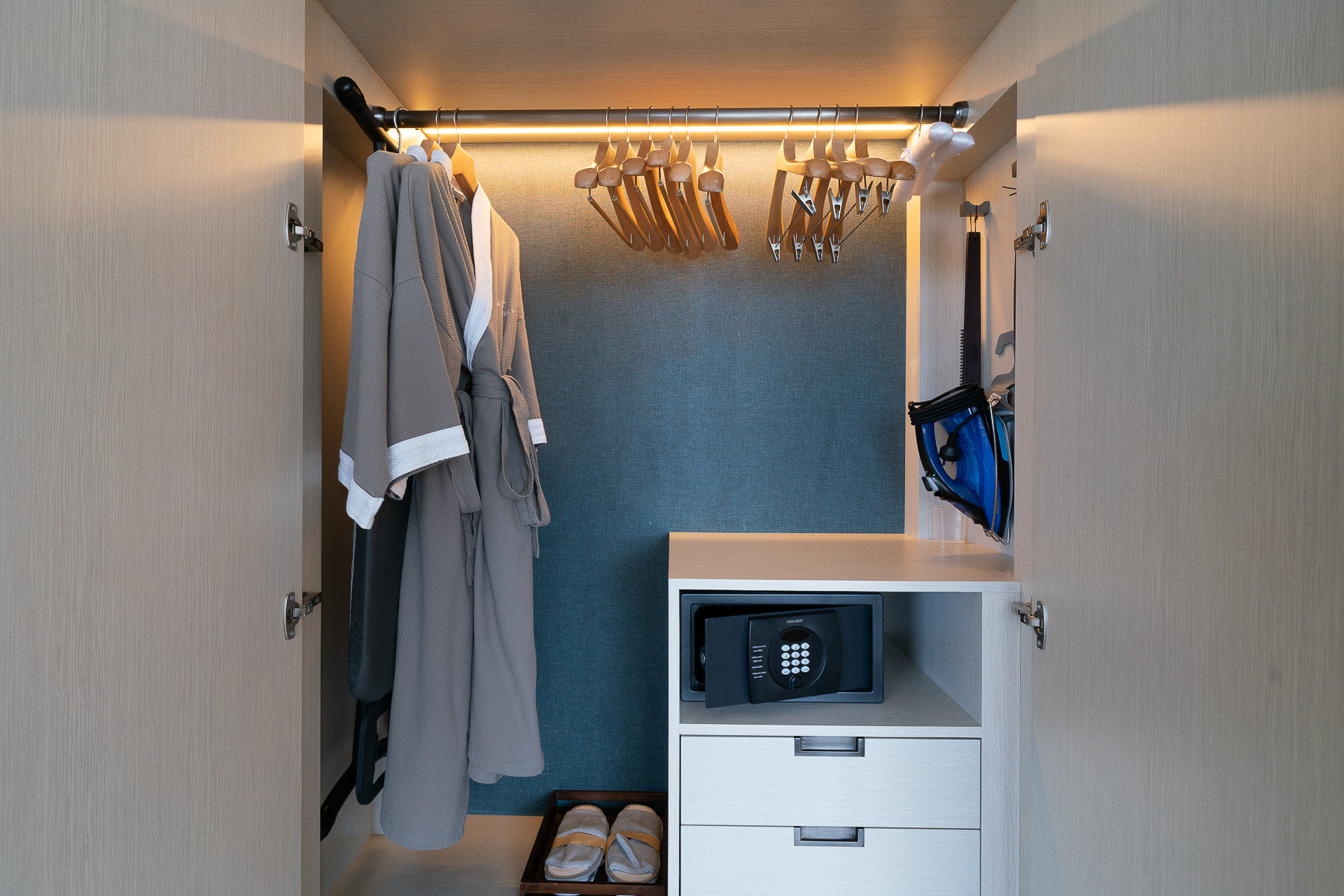 クローゼットにはガウンもある