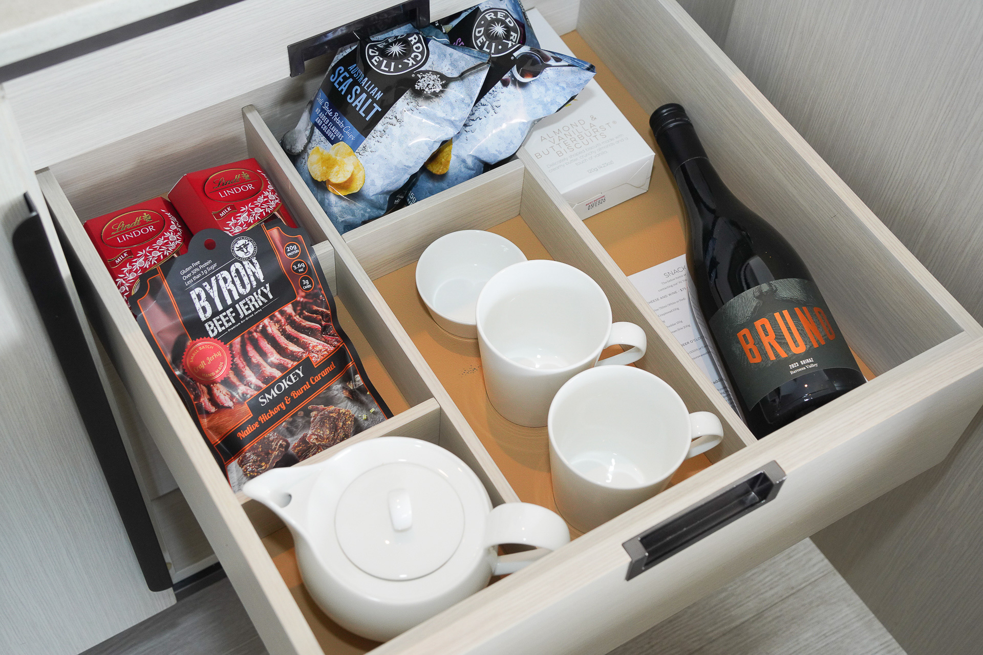 食器やスナック類