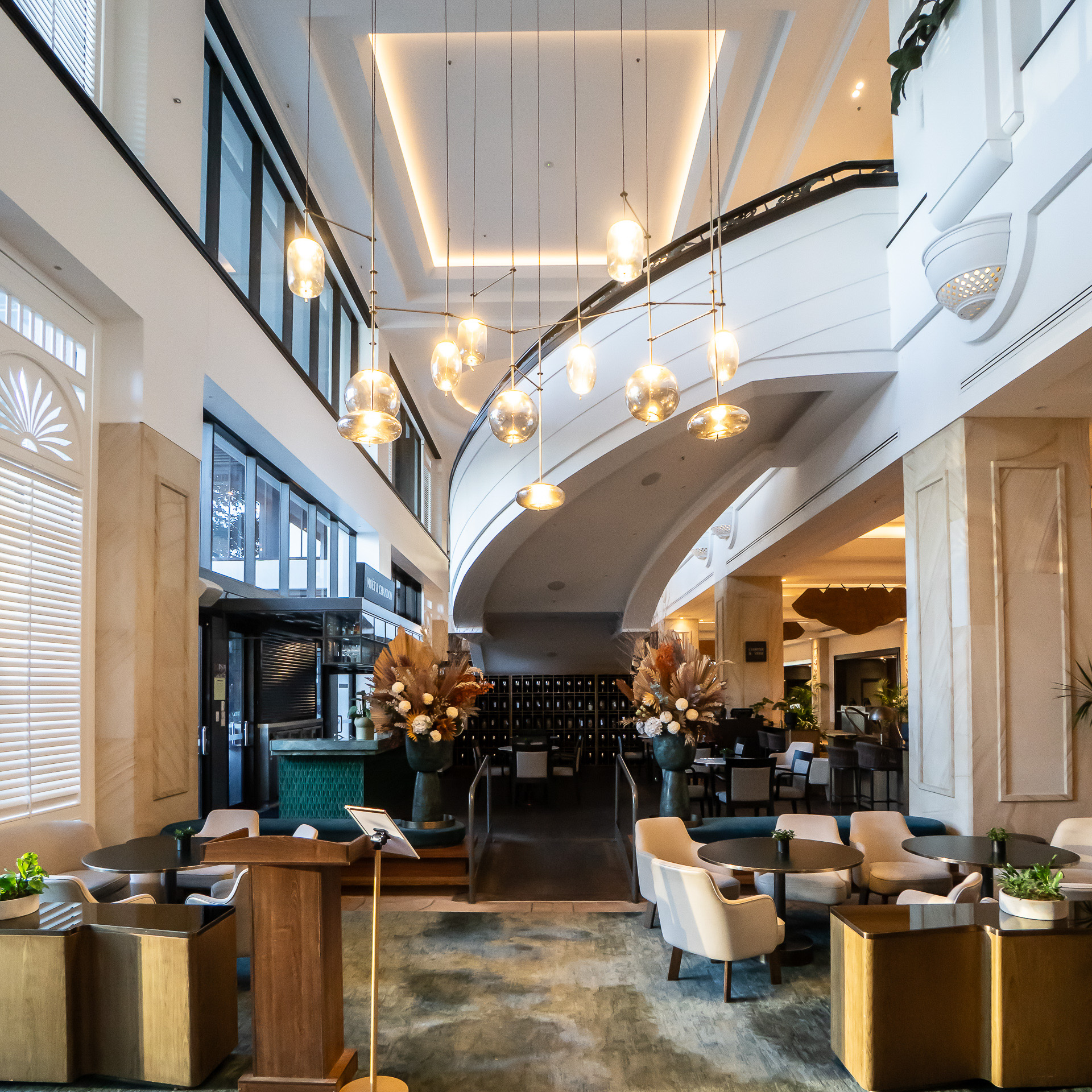 昼はカフェ、夜はバーになる「Chapter＆Verse」