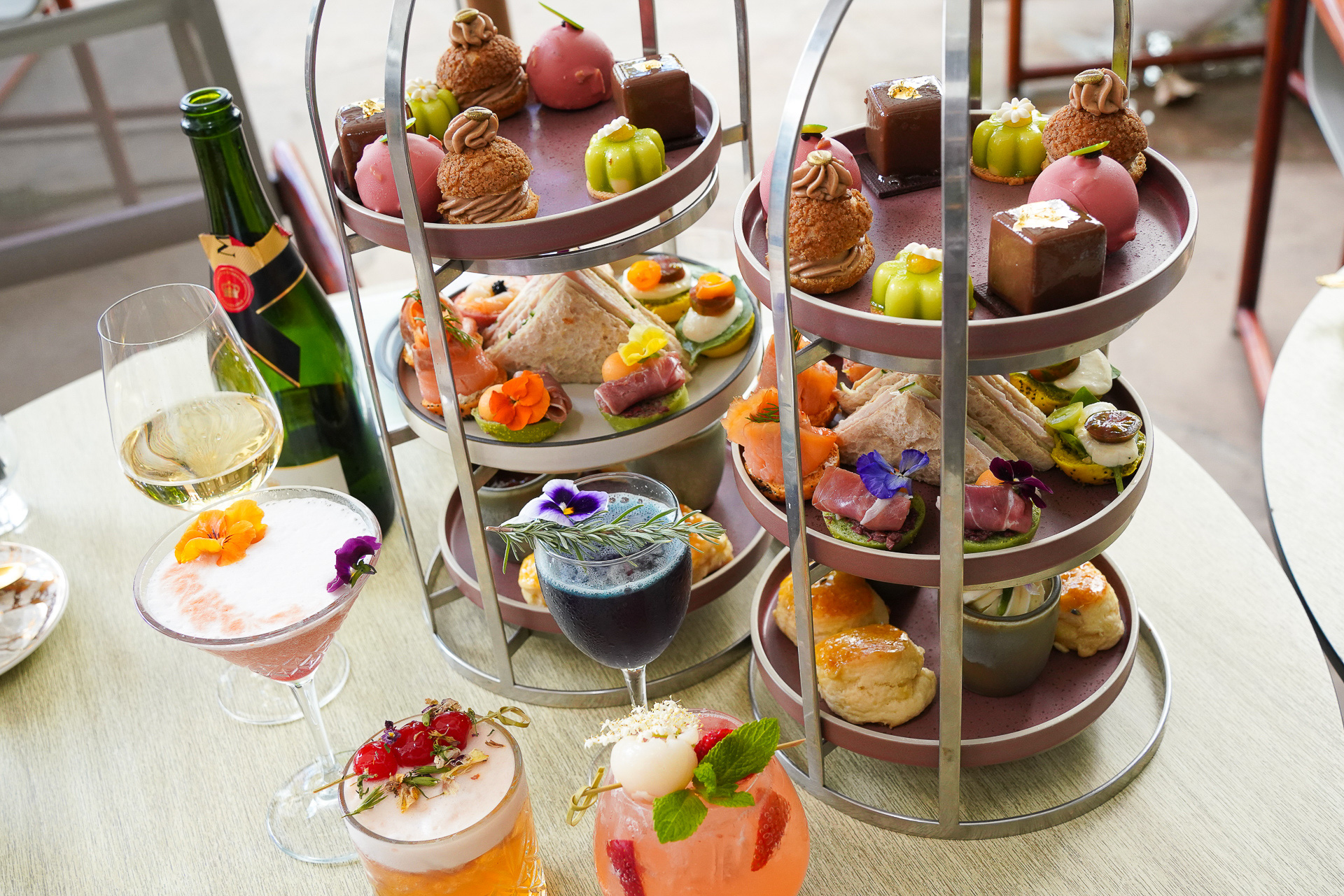 午後に提供される「ハイティ by JW」は、いわゆる豪華なアフタヌーンティーが楽しめる