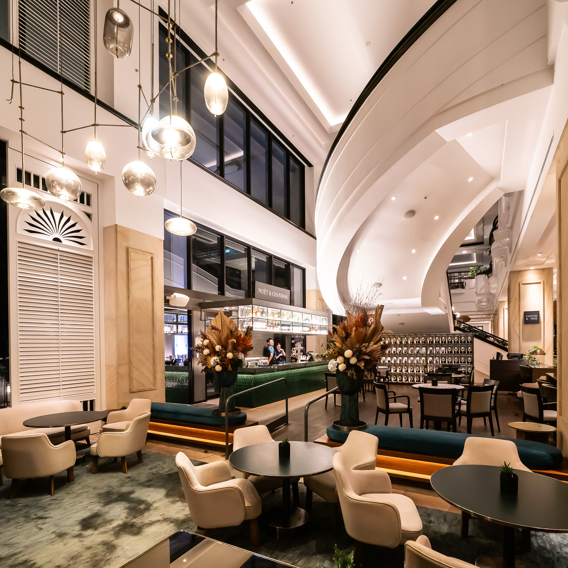 夜のバーは雰囲気が変わる