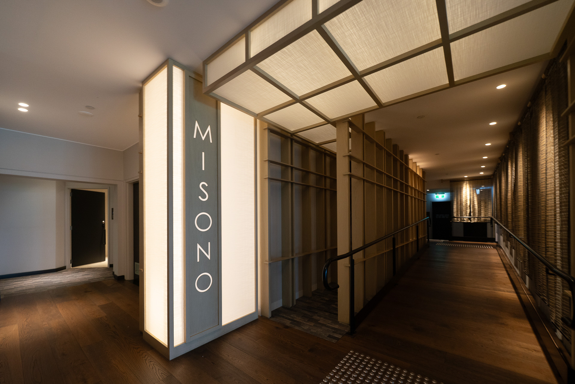 鉄板焼きと寿司の「Misono」の入口