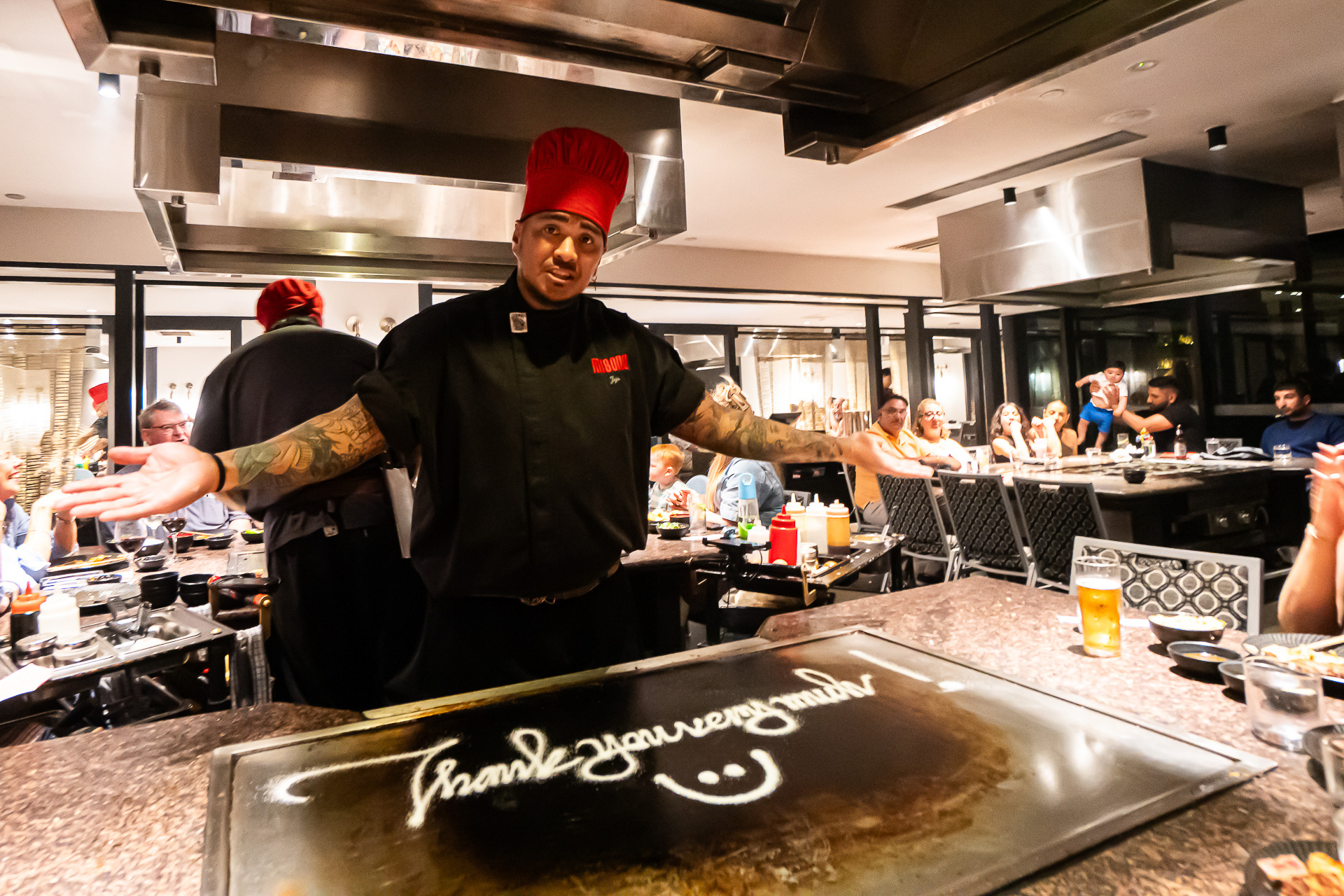 エンタメ性高めのパフォーマンスで鉄板焼きが楽しめる
