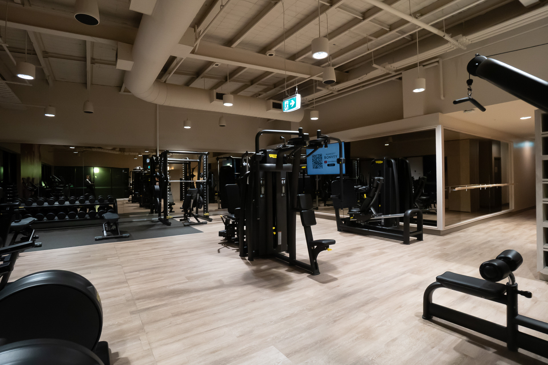 テクノジムの各種フィットネスマシンが並ぶ