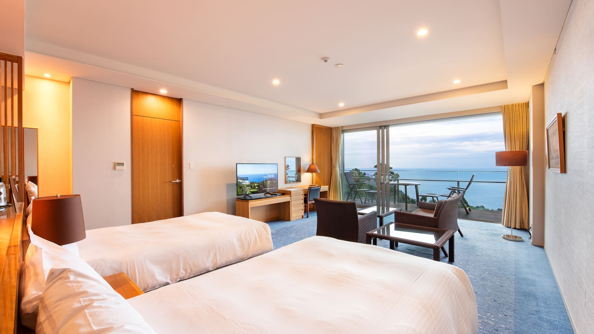 天然温泉半露天風呂付客室（洋室ツイン）