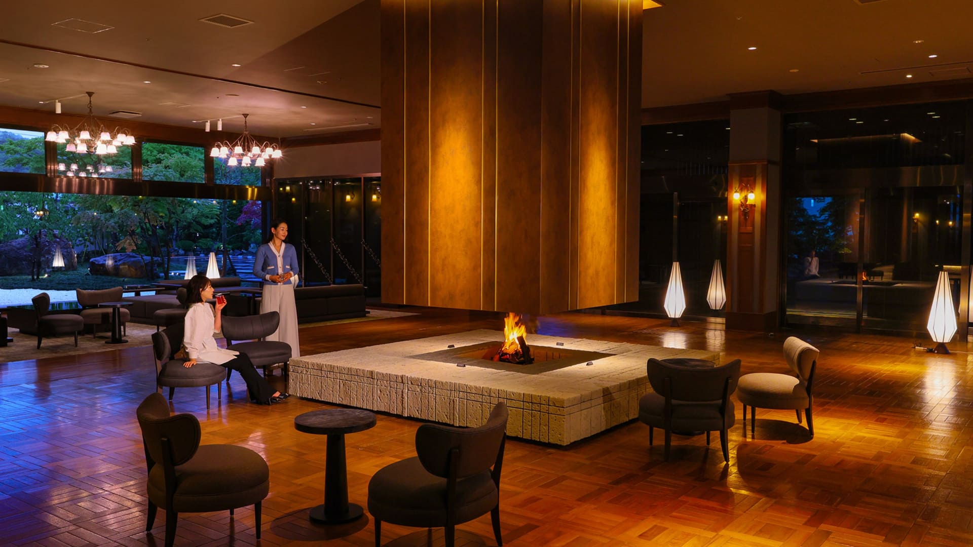 クラシカルで重厚感のある暖炉ラウンジ