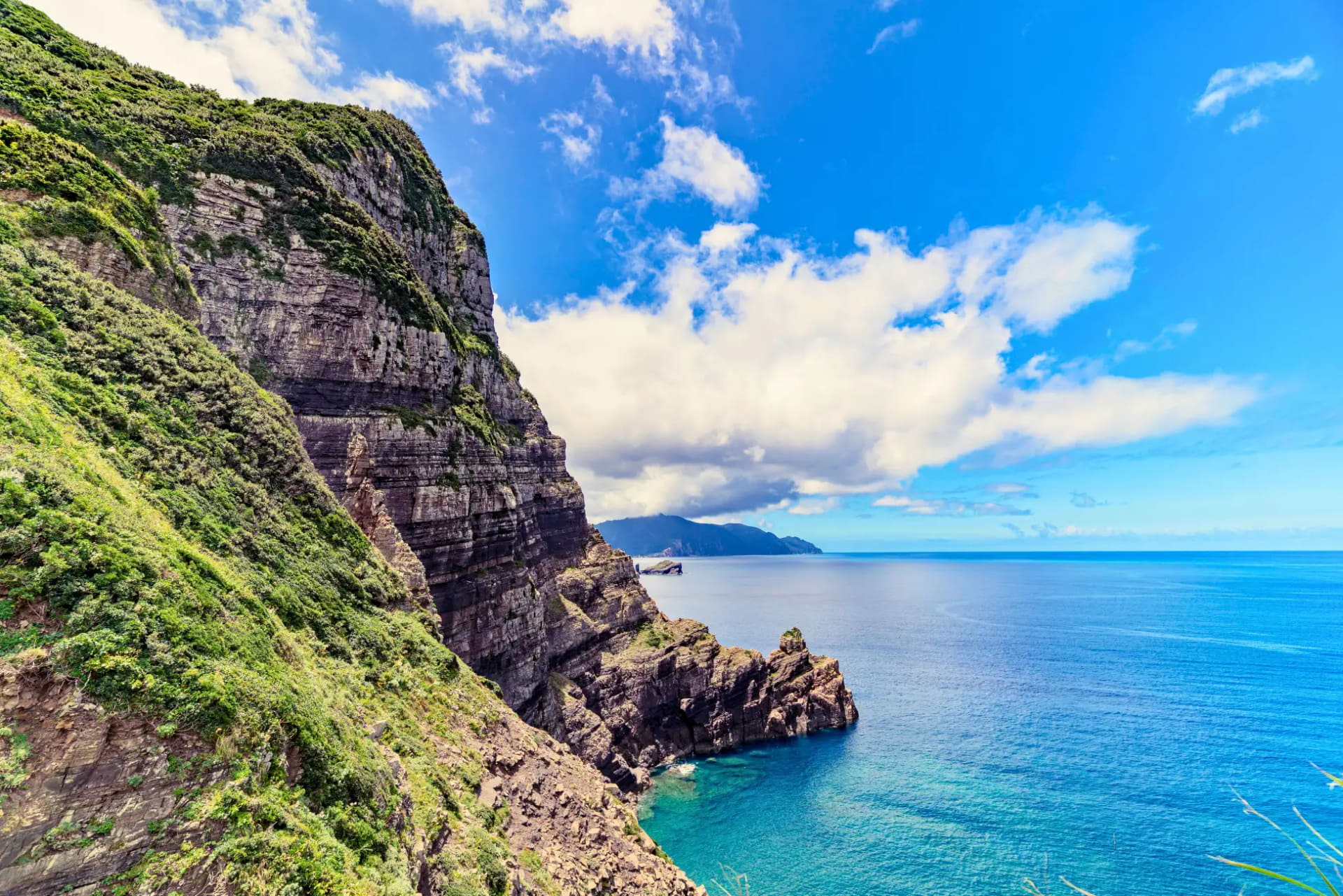国定公園「甑島列島」の断崖絶壁をはじめ、観光スポットが点在。鹿児島県北西部に位置し、主要アクセスとして九州新幹線停車駅「川内駅」がある