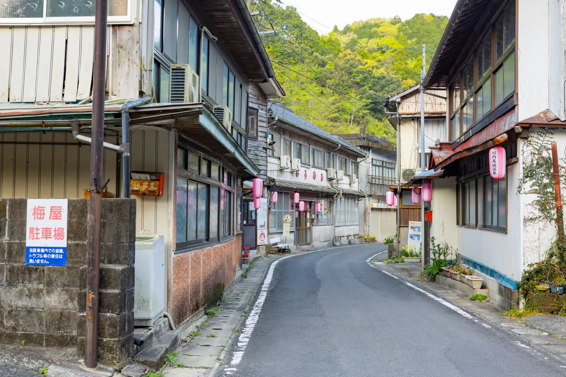 国定公園「甑島列島」の断崖絶壁をはじめ、観光スポットが点在。鹿児島県北西部に位置し、主要アクセスとして九州新幹線停車駅「川内駅」がある