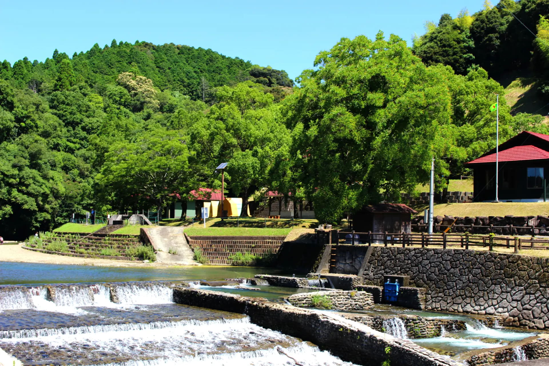 国定公園「甑島列島」の断崖絶壁をはじめ、観光スポットが点在。鹿児島県北西部に位置し、主要アクセスとして九州新幹線停車駅「川内駅」がある