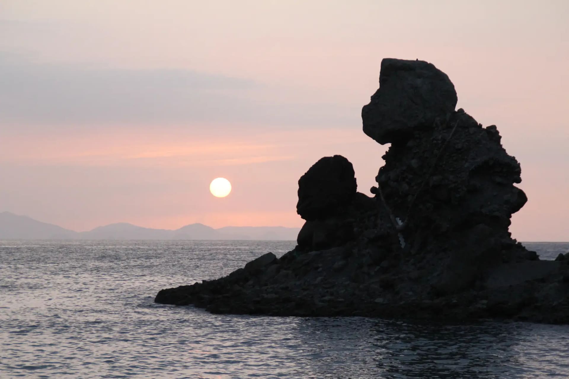 国定公園「甑島列島」の断崖絶壁をはじめ、観光スポットが点在。鹿児島県北西部に位置し、主要アクセスとして九州新幹線停車駅「川内駅」がある