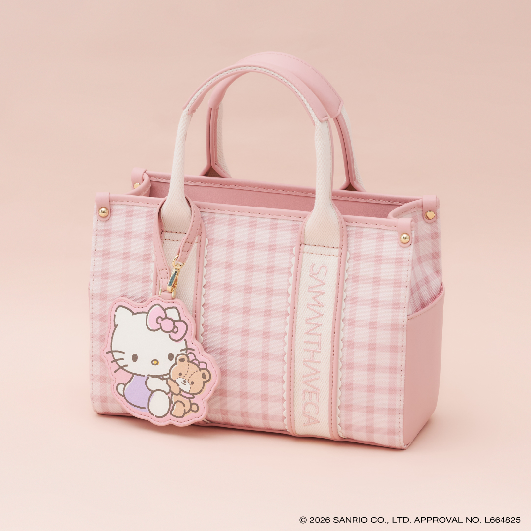 ハンドバッグ（2万4200円）。ハート型ミラーのチャームは取り外し可能。タイニーチャムを抱いたハローキティがキュート