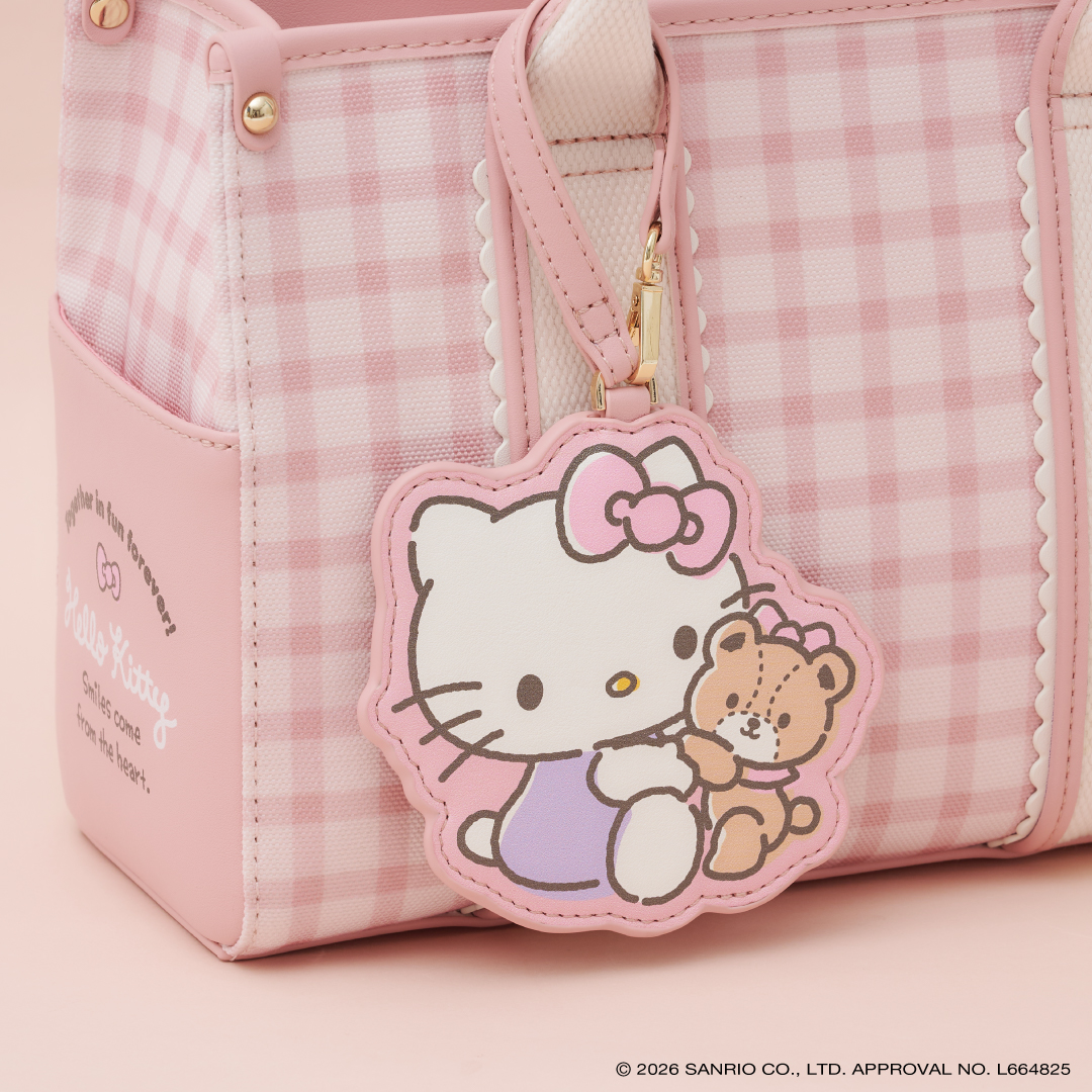 ハンドバッグ（2万4200円）。ハート型ミラーのチャームは取り外し可能。タイニーチャムを抱いたハローキティがキュート