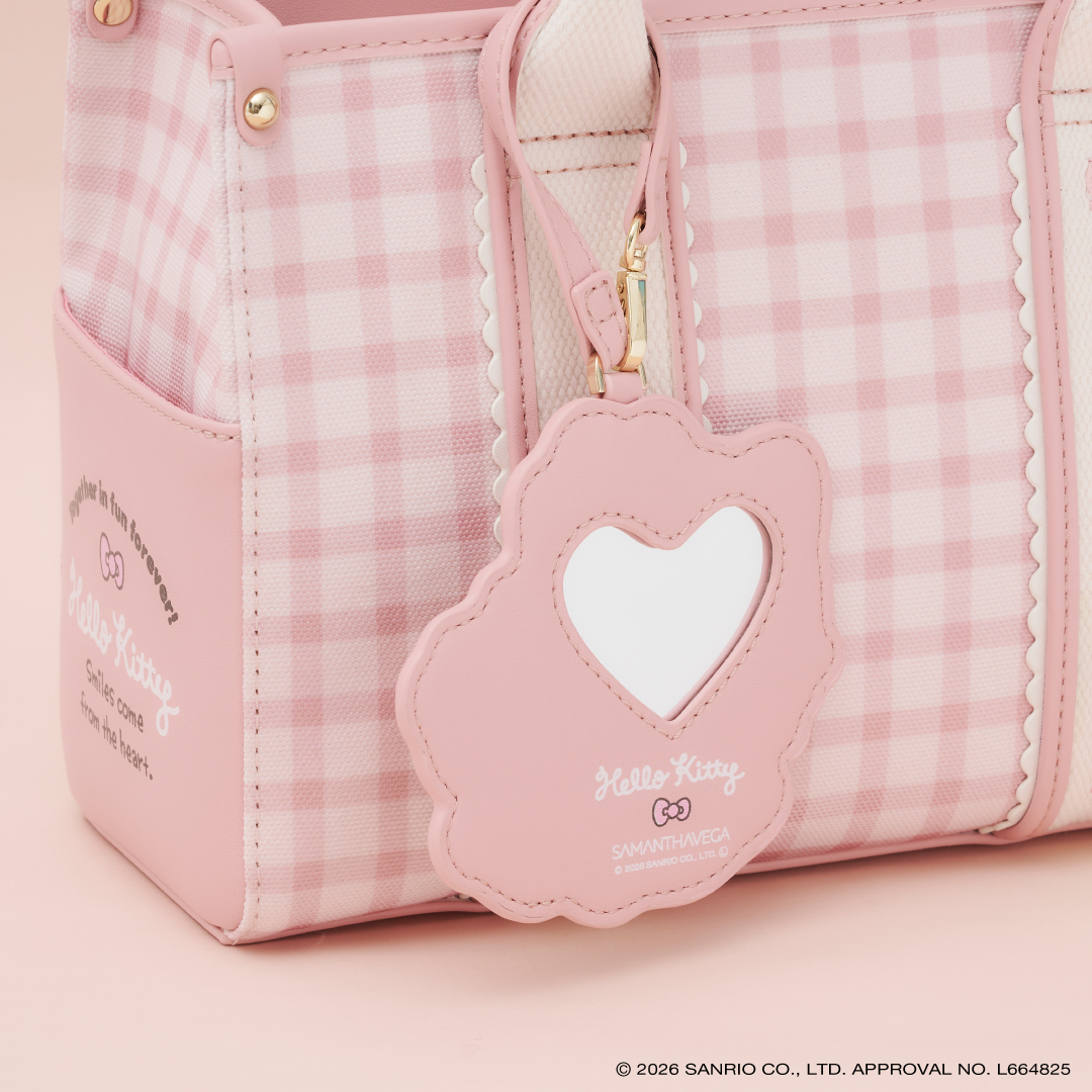 ハンドバッグ（2万4200円）。ハート型ミラーのチャームは取り外し可能。タイニーチャムを抱いたハローキティがキュート