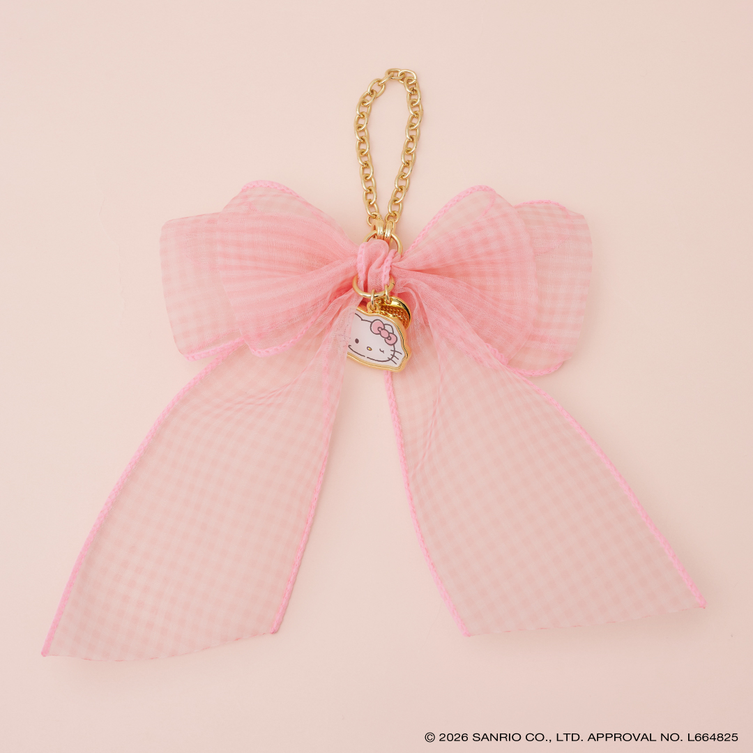 2wayバッグチャーム（5500円）。透け感のあるピンク色のオーガンジーリボンで、ヘアアクセとしても使用可能