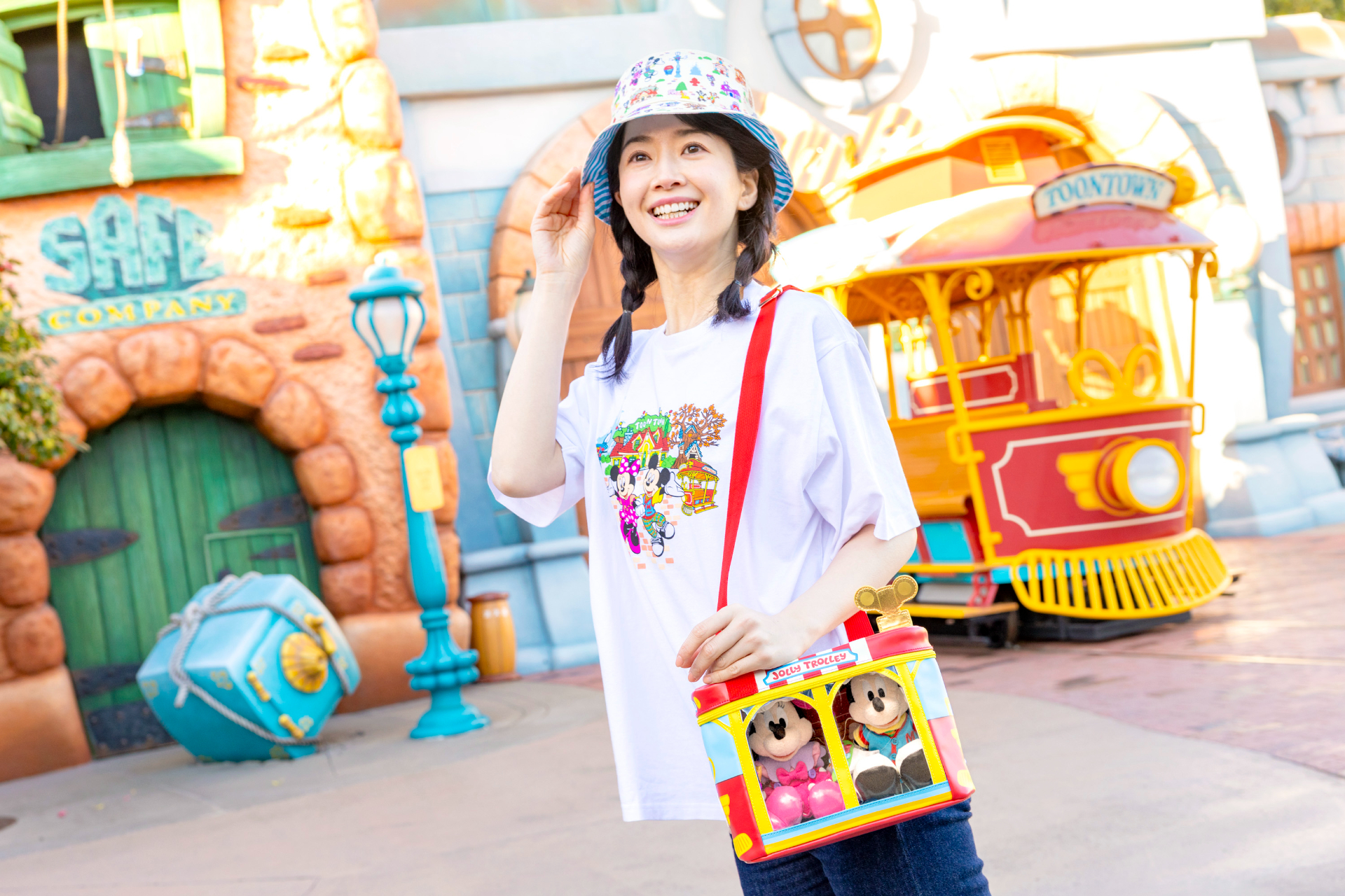 ショルダーバッグにミッキーとミニーを連れて「トゥーンタウン」コーデ