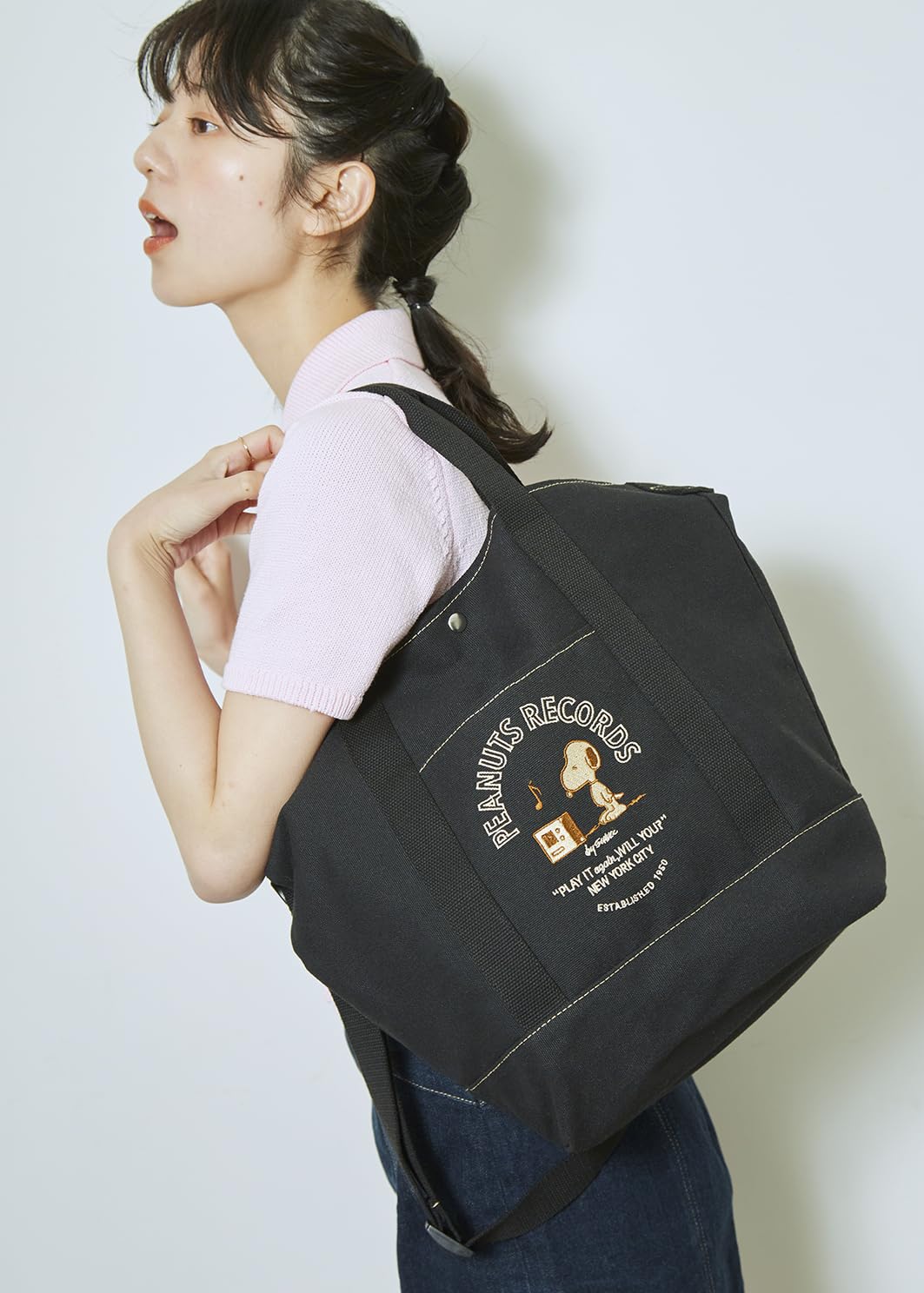 手持ちと肩掛けの2WAYで楽しめる。荷物がたっぷり入るので、デイリーも小旅行にも使い勝手○