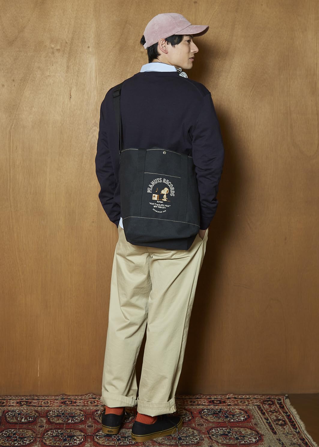 手持ちと肩掛けの2WAYで楽しめる。荷物がたっぷり入るので、デイリーも小旅行にも使い勝手○