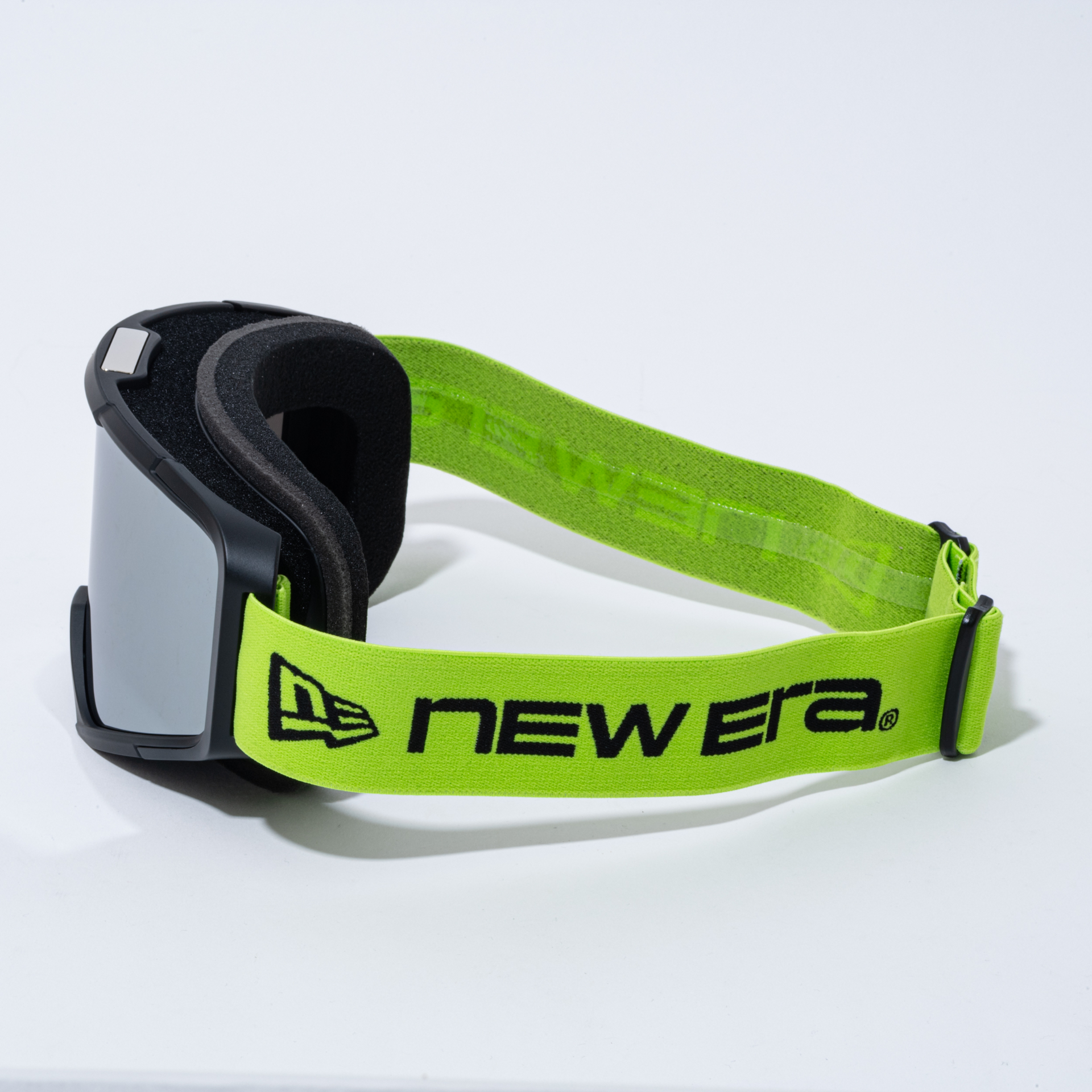 ニューエラ製非売品ゴーグル（サイド、バック）。グリーンのバンドにロゴ入り