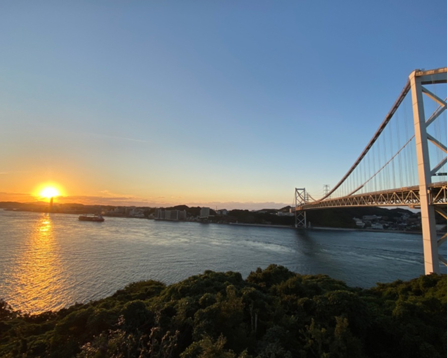 第2位は、関門道 めかりPA（上り線）。関門海峡を一望できる大展望台があり、行き交う船や両岸の街並み、夕暮れ時には海峡が赤く染まる幻想的なサンセットを望む。九州グルメや銘菓も揃う