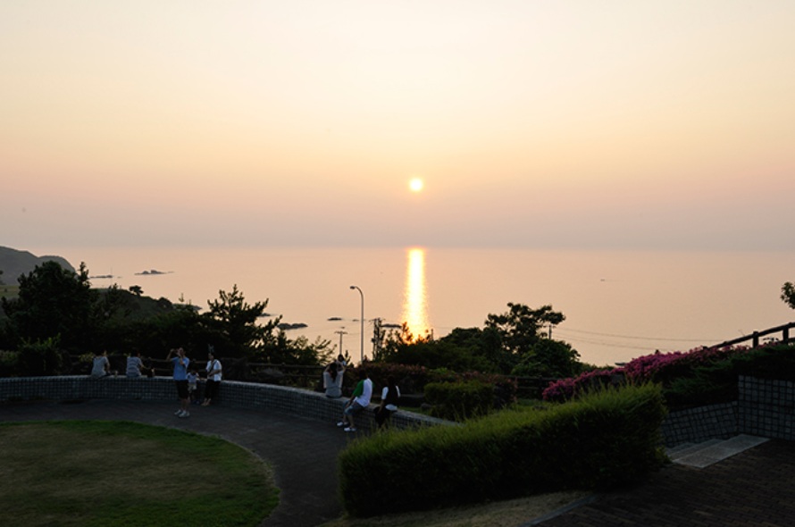 第4位の北陸道 米山SA（下り線）。佐渡島や弥彦山、日本海を一望できる。名物はサバサンド