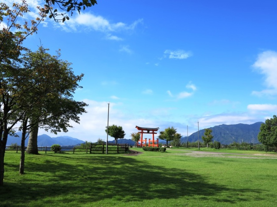 第5位の山陽道 宮島SA（下り線）。瀬戸内海を見下ろす高台に立ち、宮島まで望める展望台がある。牡蠣グルメや瀬戸内レモン土産も人気